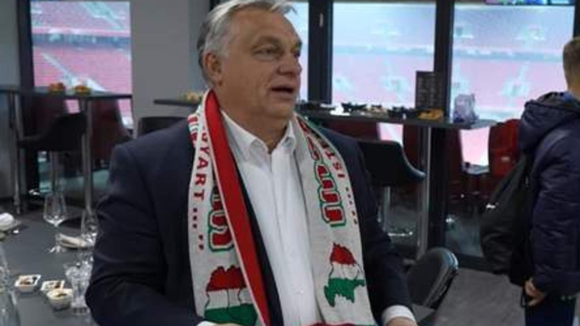 Віктор Орбан із шарфом 'Великої Угорщини'