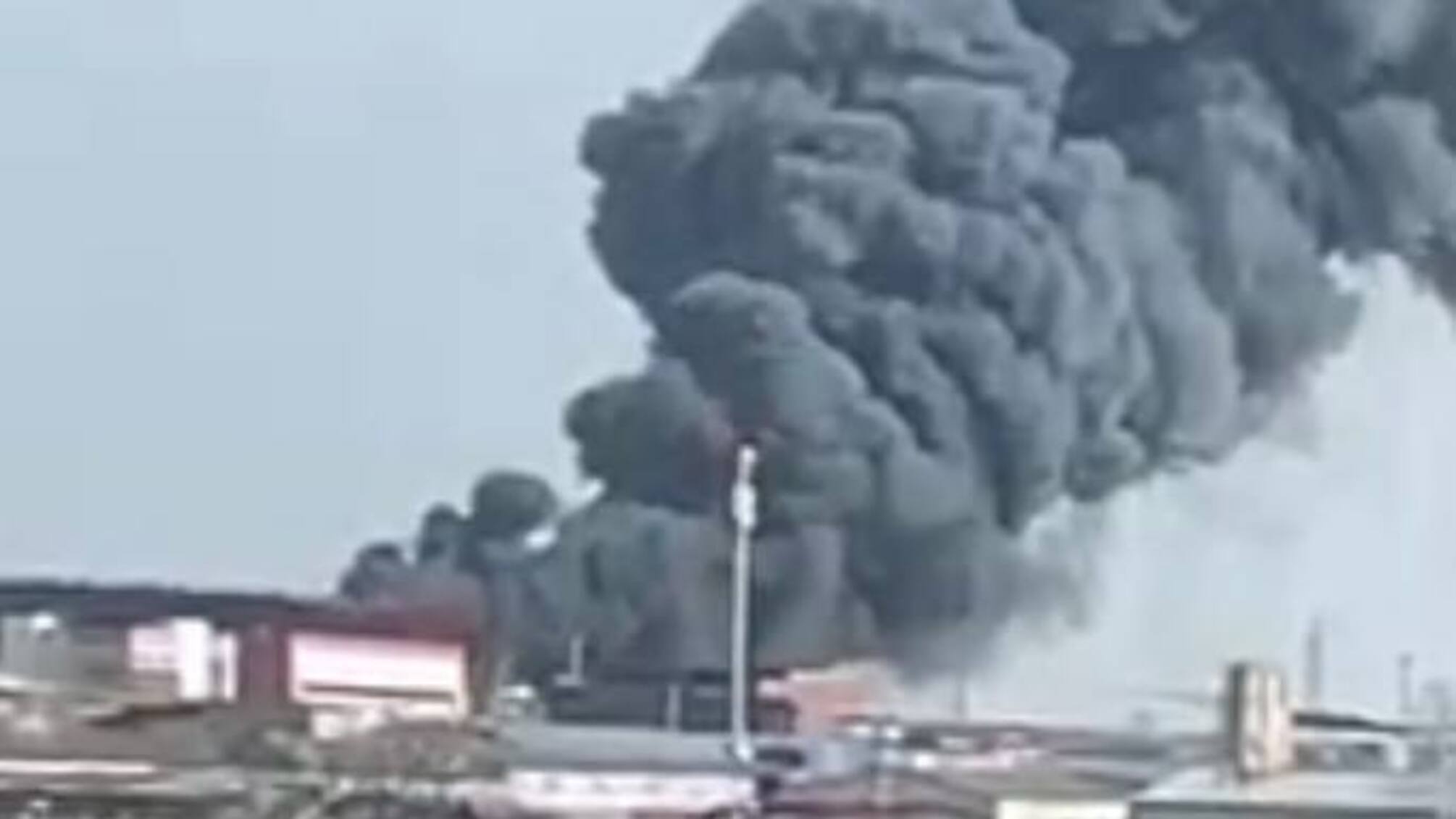 В росії горять цехи великого заводу з виробництва лакофарбових матеріалів