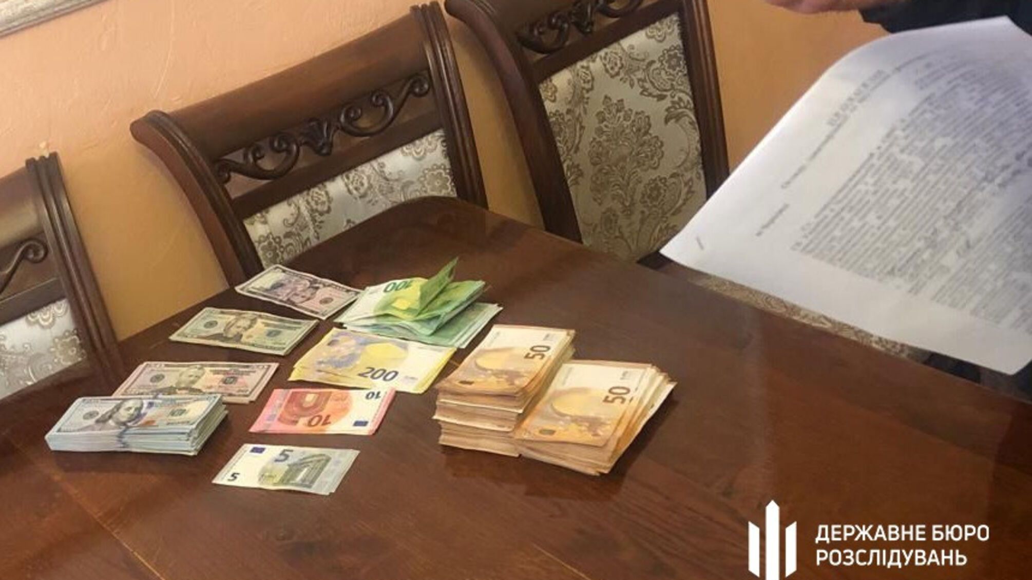 Поліцейський та працівник військкомату продавали відстрочку від мобілізації