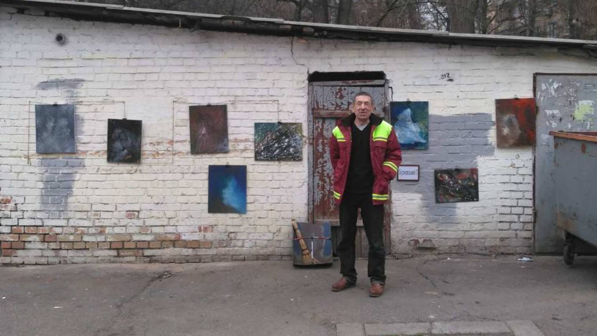 У Києві двірник влаштував 'Вернісаж' біля сміттєвих баків (фото)