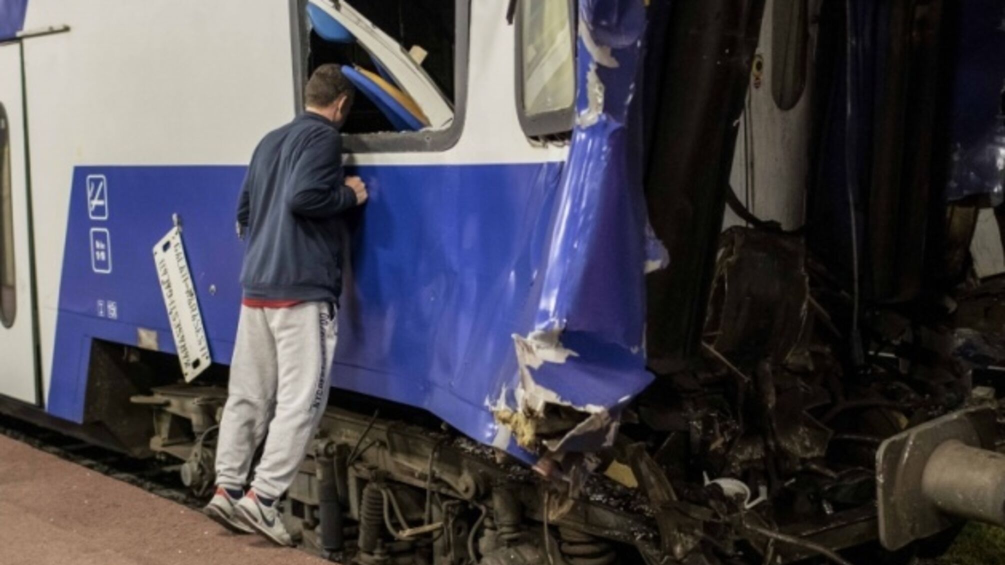 У Румунії локомотив врізався в пасажирський вагон: є жертви