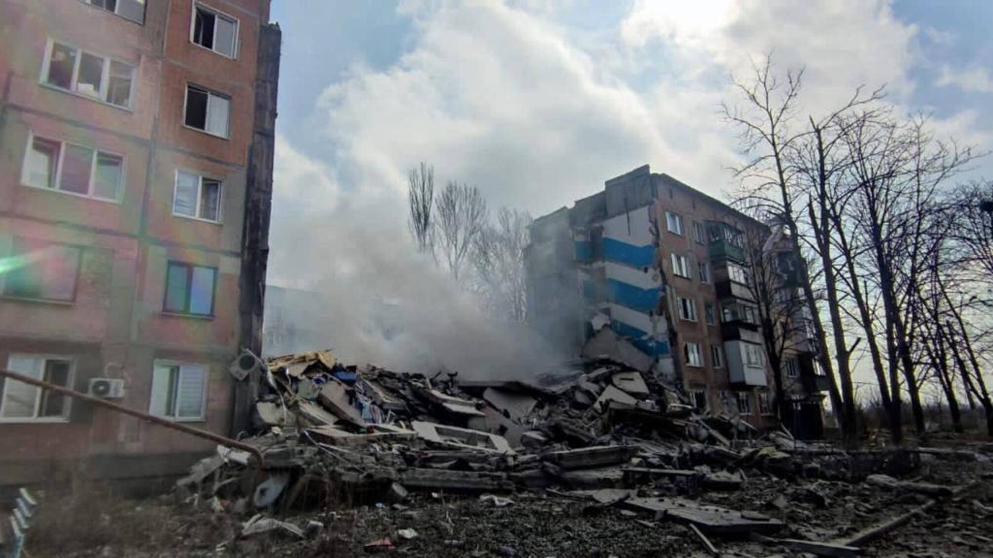 Оккупанты нанесли ракетный удар по многоэтажкам в Авдеевке (фото)