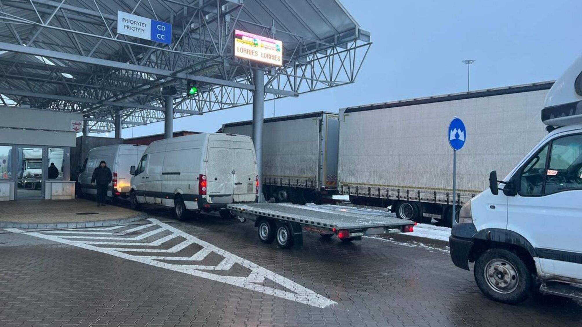 пограничники не пропустили 5 человек призывного возраста, которые подделали документы и бежали из Украины