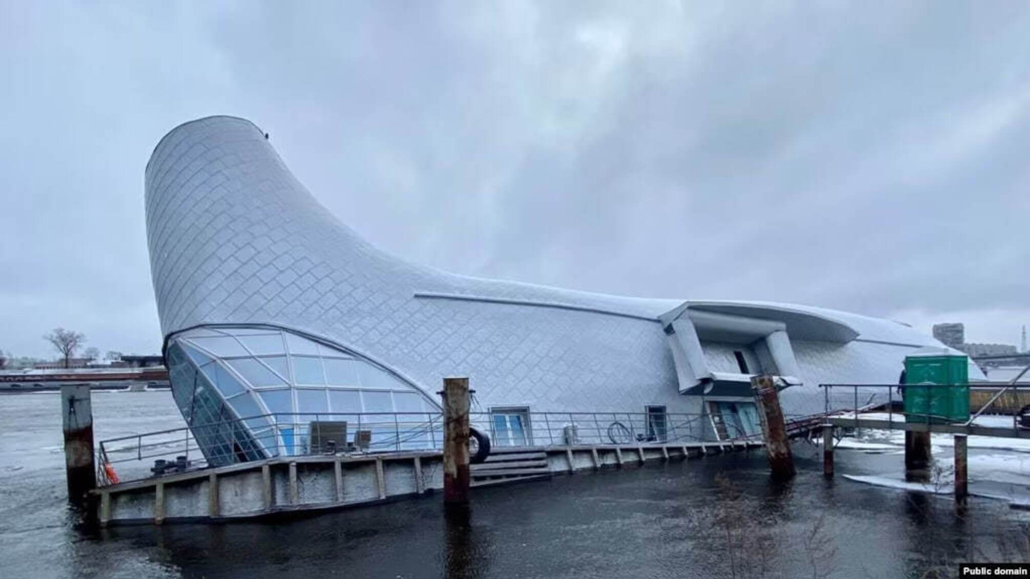 в Санкт-Петербурге утонул плавучий ресторан