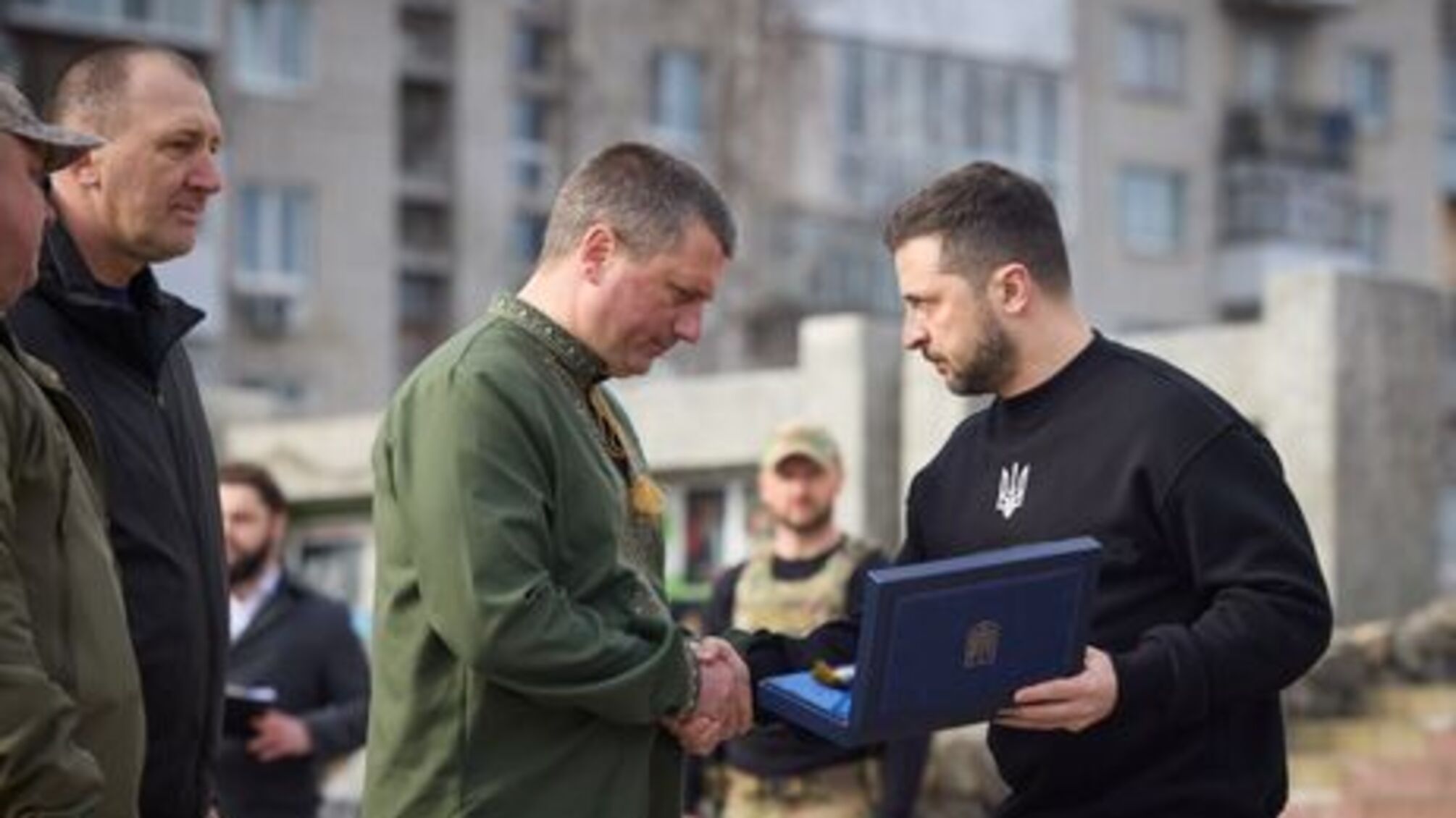Зеленський на Сумщині: зустрівся з прикордонниками та вручив Охтирці відзнаку 'Місто-герой'
