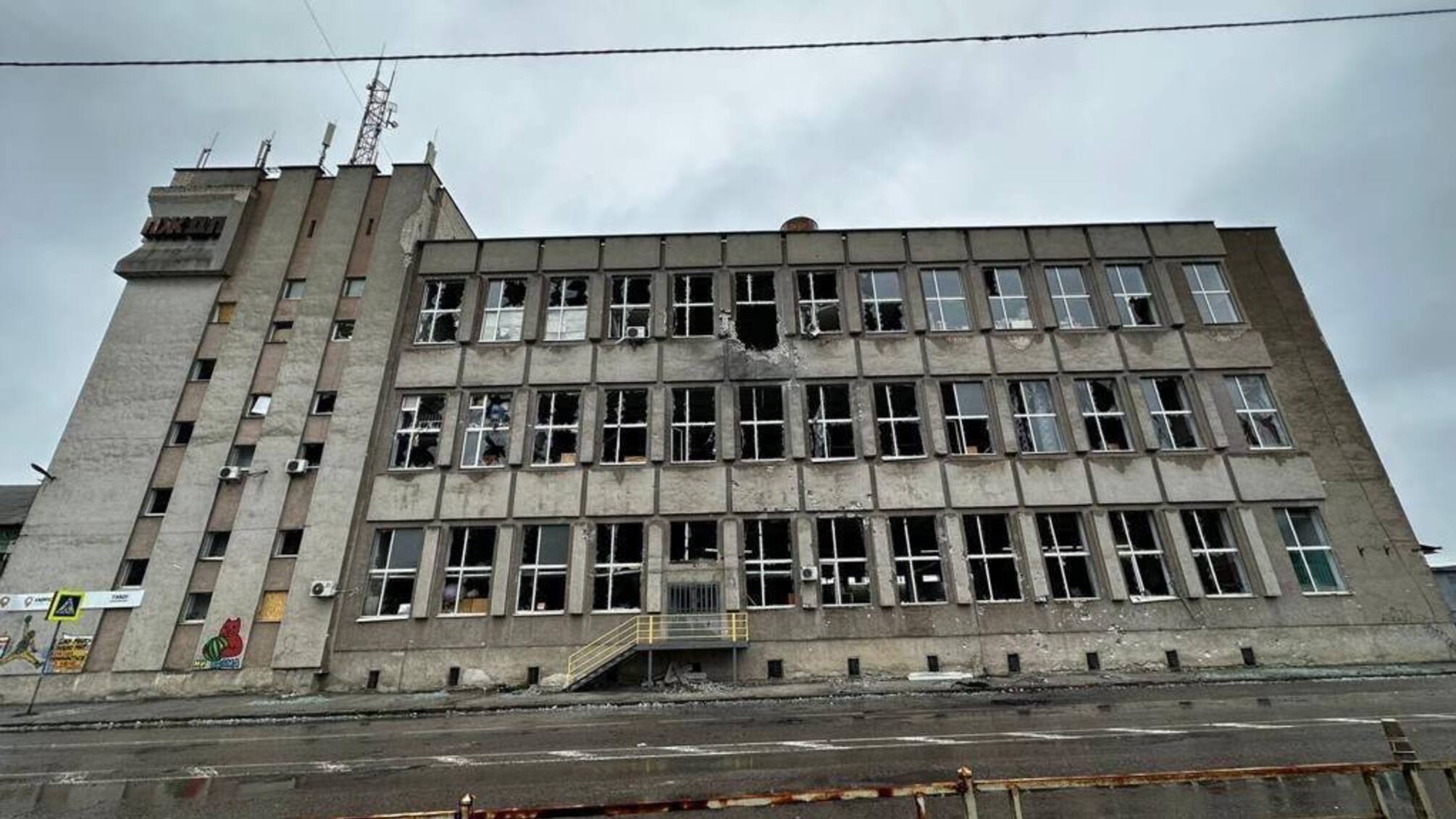 Россияне ночью били по Херсону: повреждены здания больницы и 'Укрпочты' (фото)