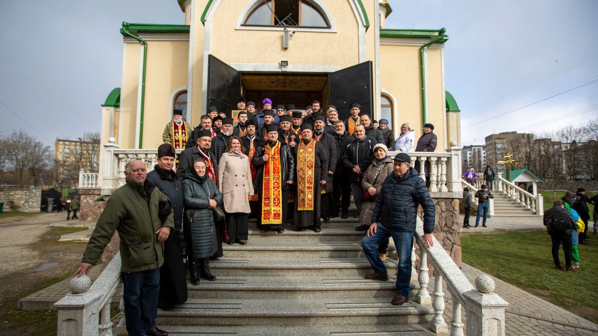 ПЦУ около храма, который последний в Ивано-Франковске исповедовал московский патриархат