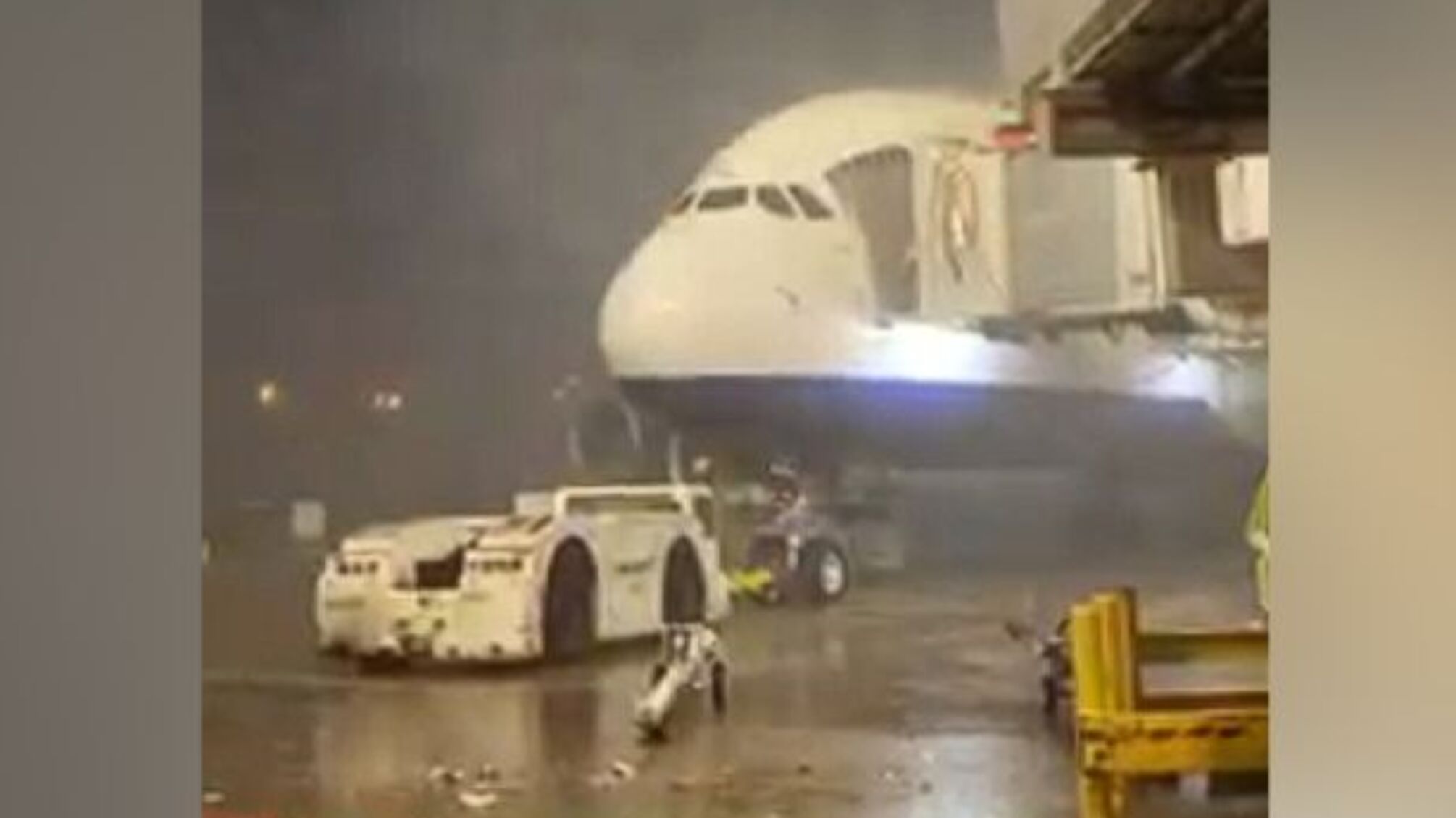 Местные аэропорты отменили все рейсы из-за непогоды