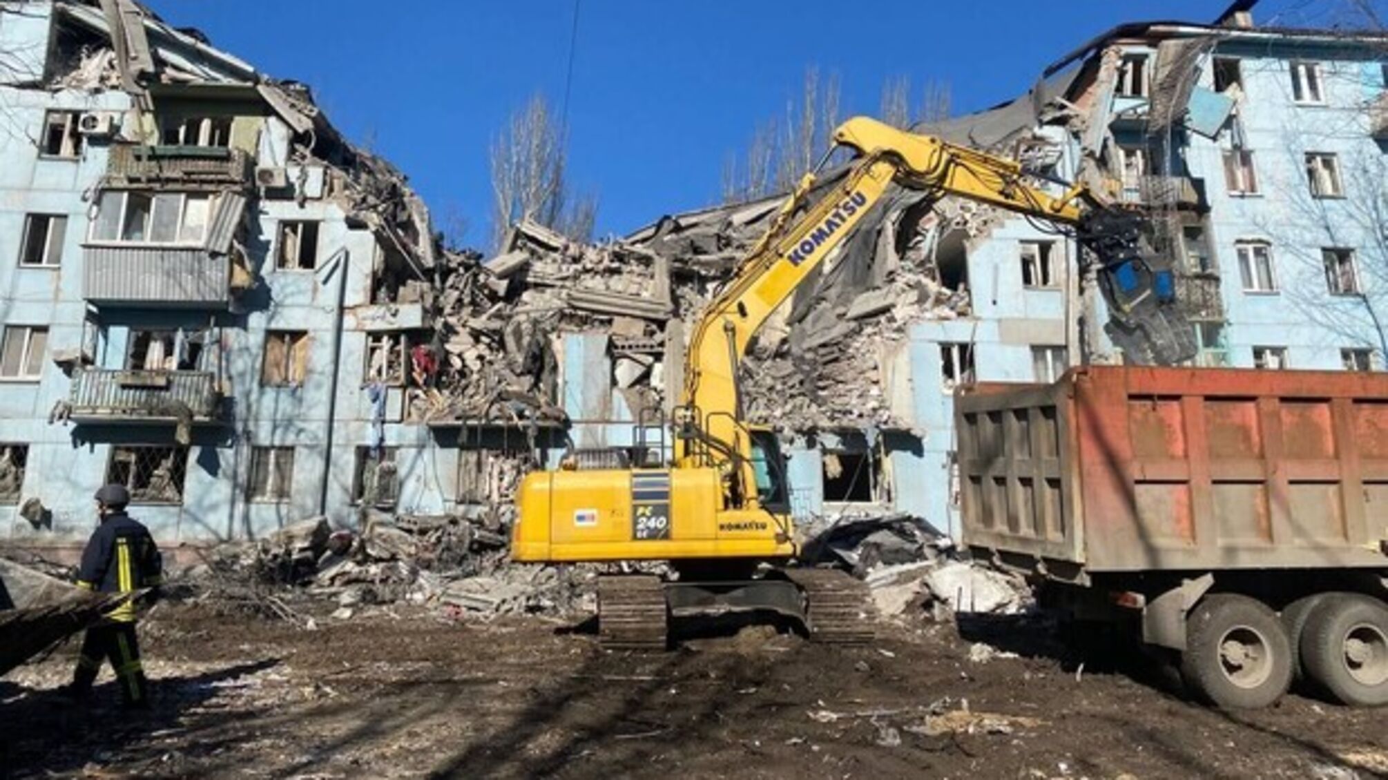 Разрушенный российской ракетой дом в Запорожье 