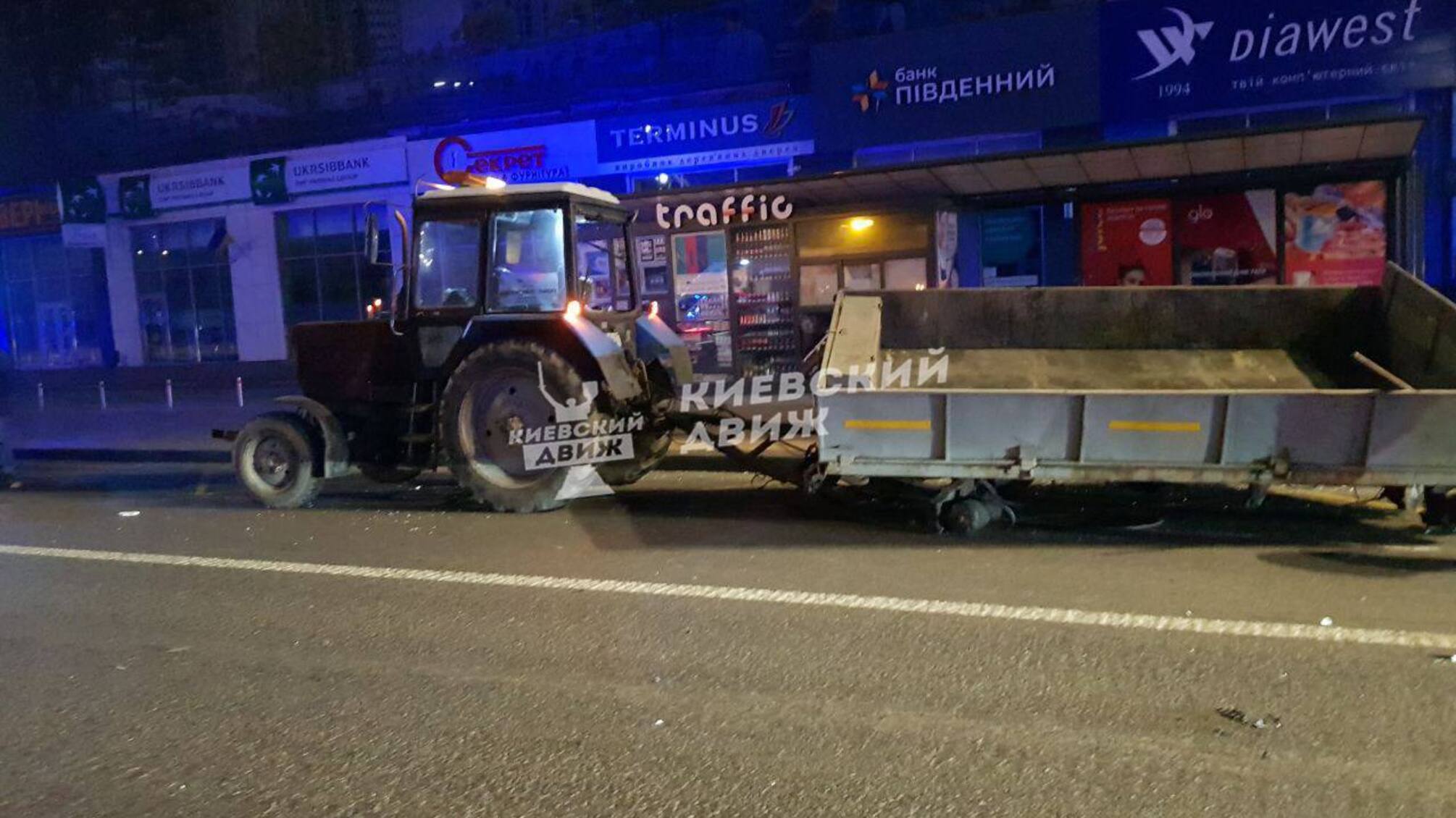 Від удару в причепі відлетіли задні колеса