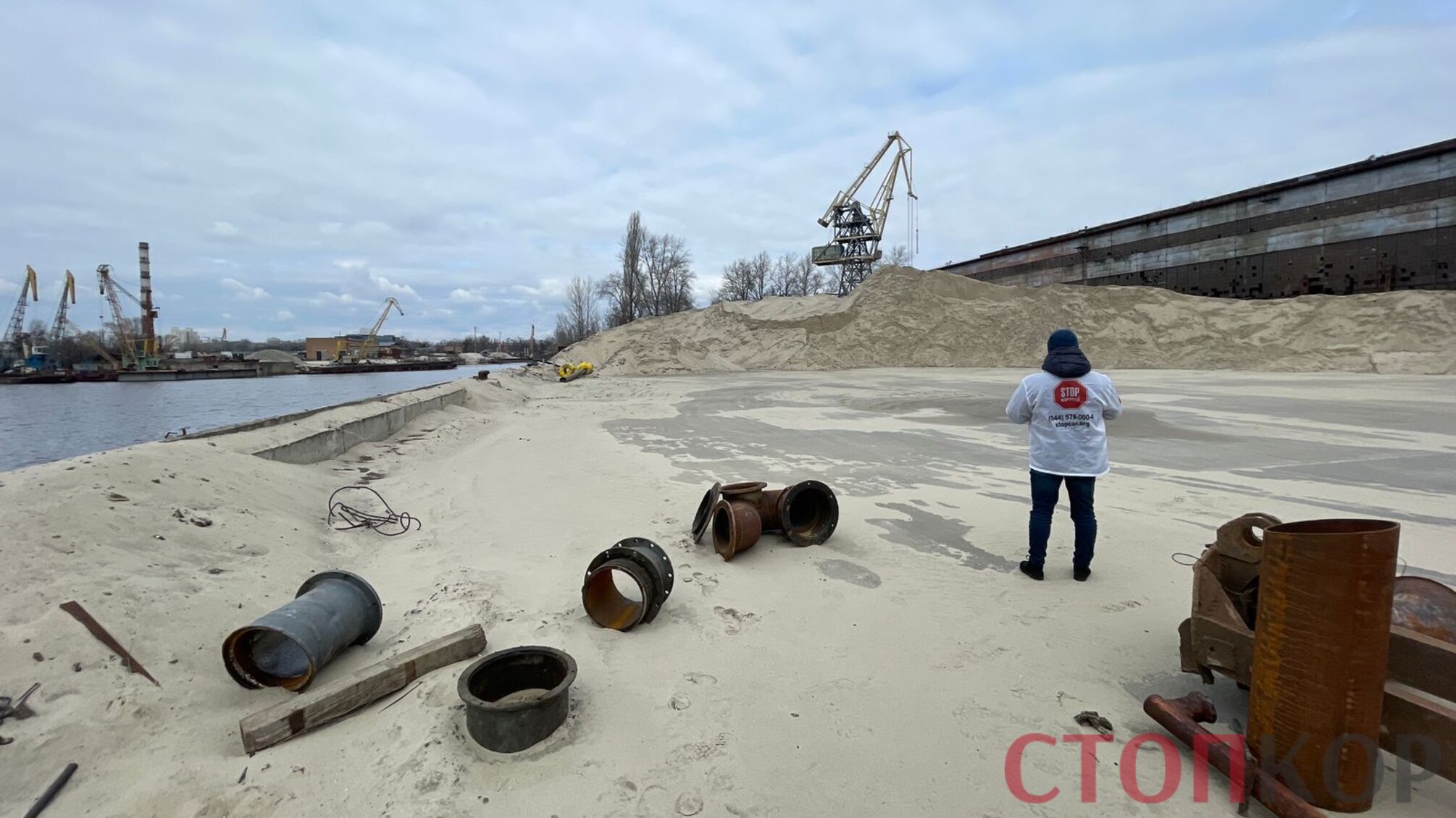 Победа активистов: люди Злочевского освободили захваченный земельный участок 'Кузницы на Рыбальском' (видео)