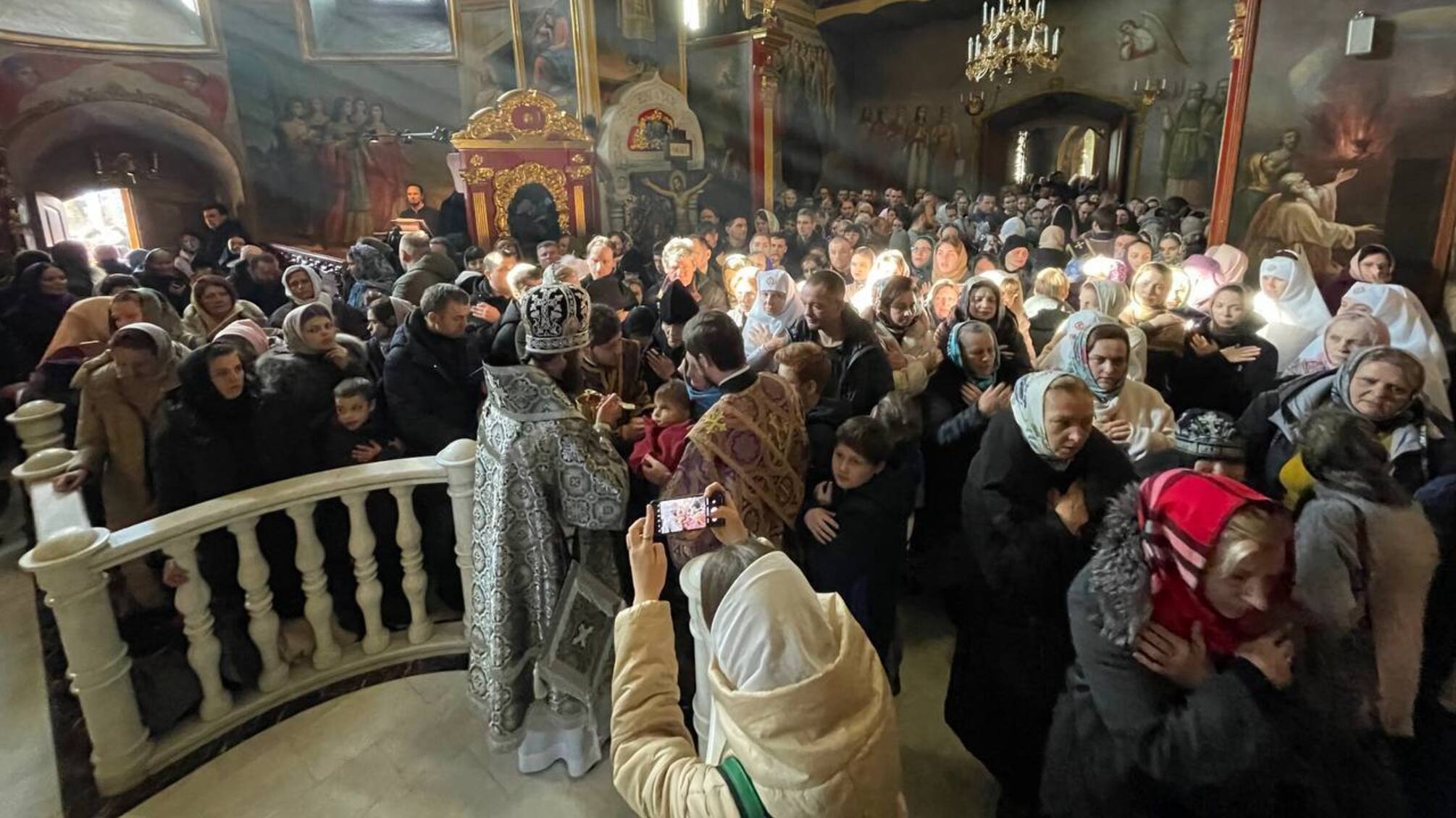 30 марта, УПЦ МП, несмотря на запрет, проводит службу в Киево-Печерской Лавре.