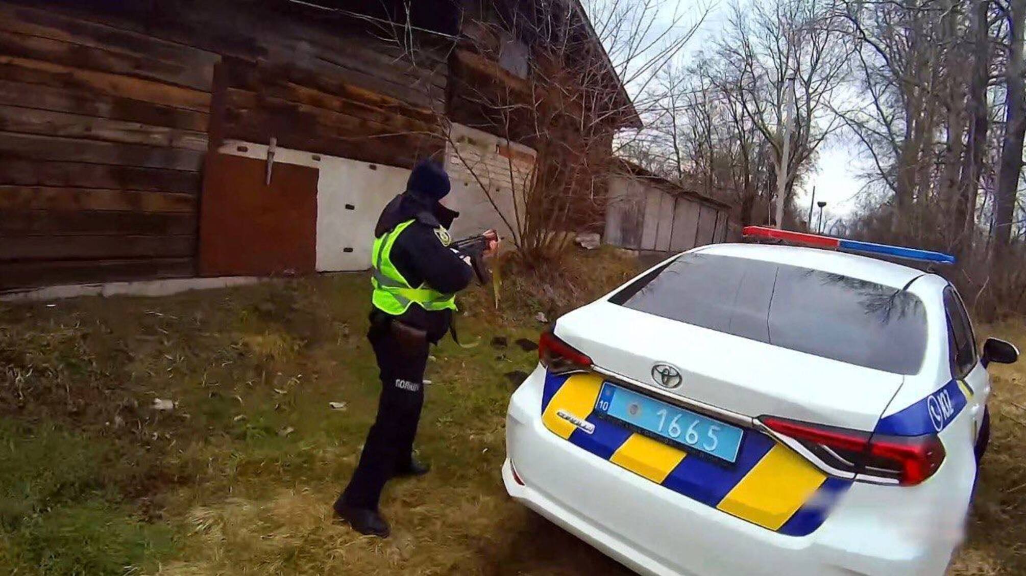 В Киевской области мужчина угрожал правоохранителям пистолетом: видео