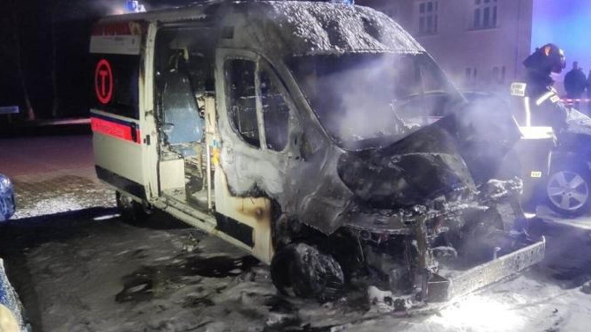У Польщі чоловік підпалив автомобілі 'швидкої допомоги', які повинні були поїхати в Україну (фото)