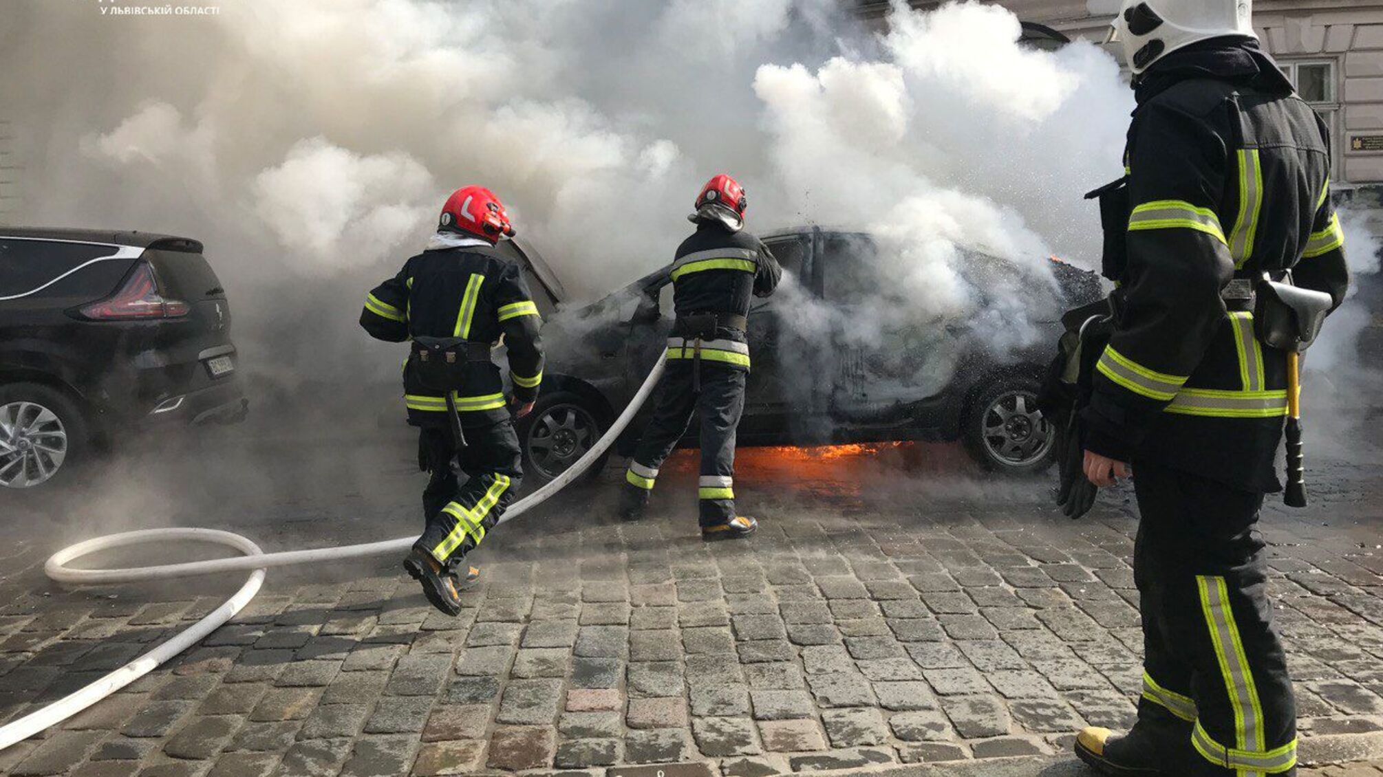 Во Львове в самом центре загорелся автомобиль (фото, видео)