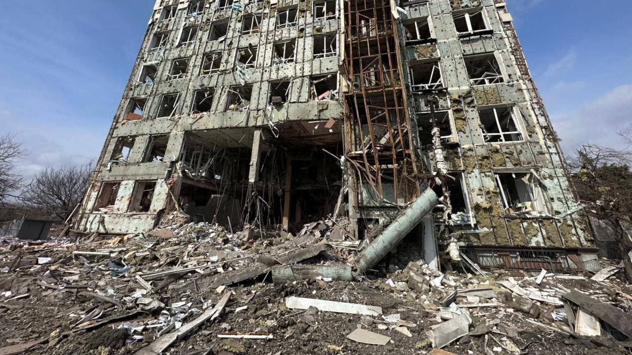 Россияне обстреляли крупнейший коксохимический завод Украины, здание разрушено до основания (видео)
