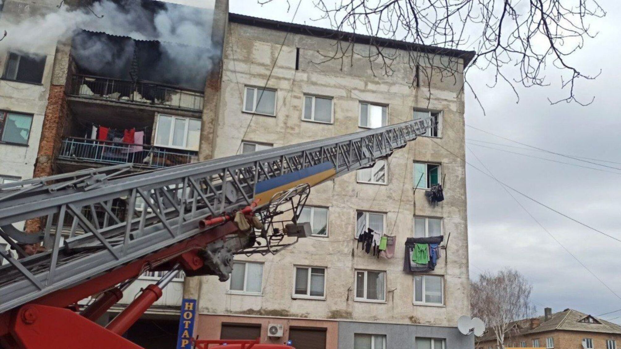 Спасены 18 человек: в Киевской области вспыхнул пожар в многоэтажке