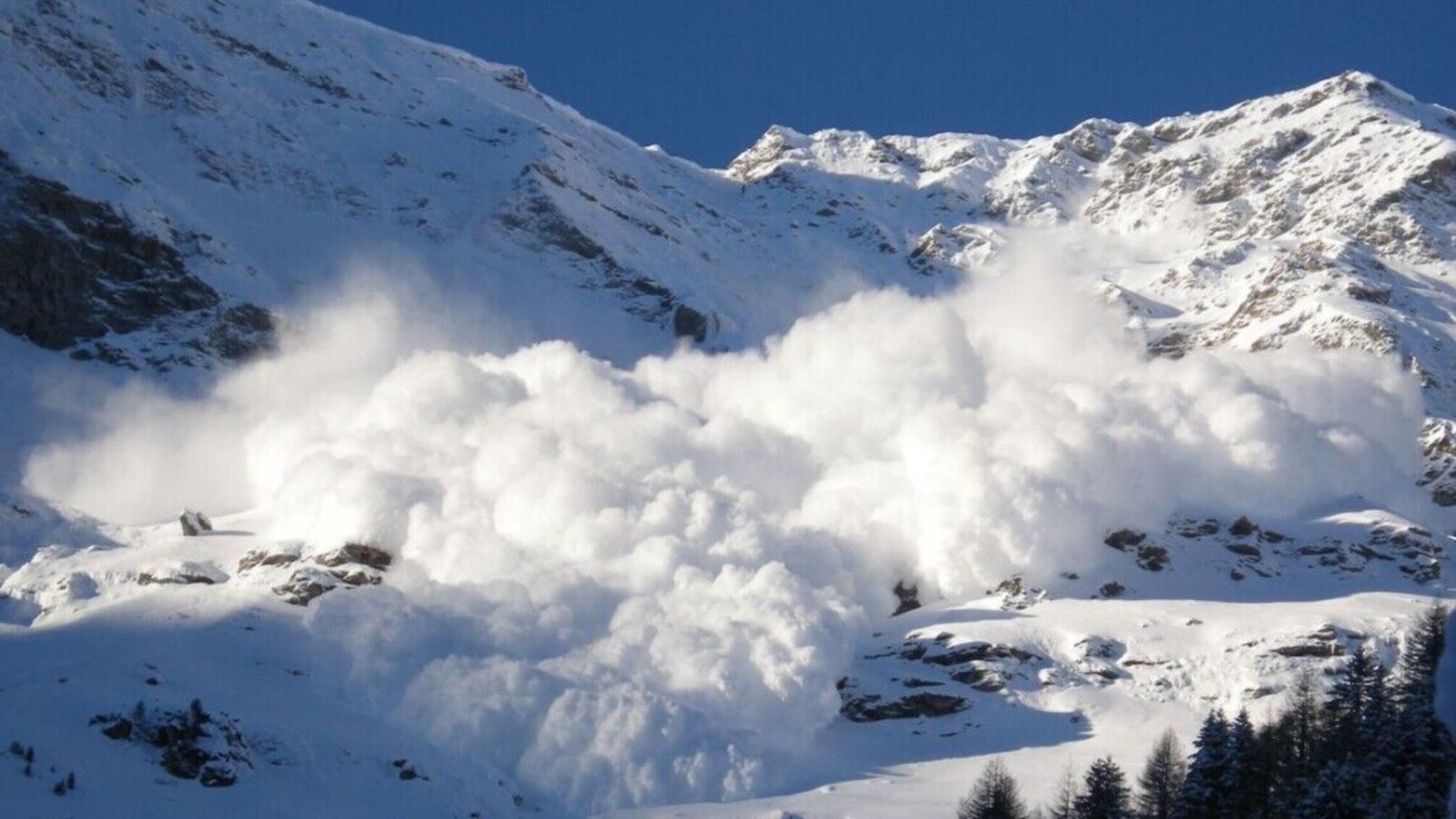 Во французских Альпах сошла лавина: есть погибшие и раненые (видео)