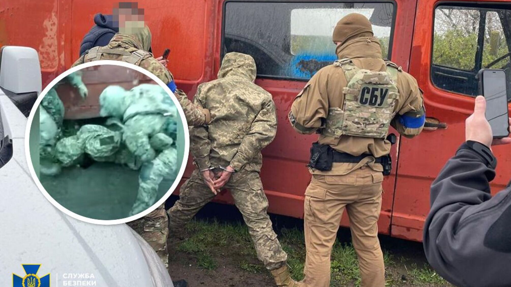Военный ВСУ в момент задержания работниками СБУ