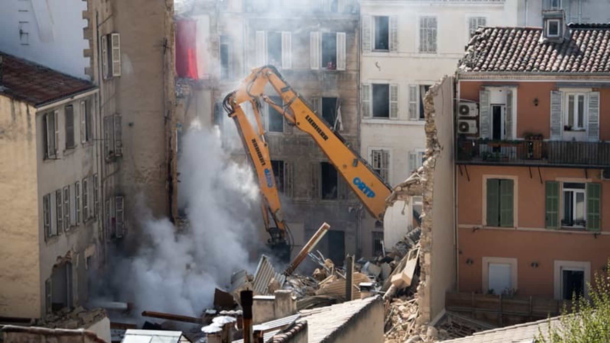 Взрыв во французском Марселе: под завалами дома найдены двое погибших