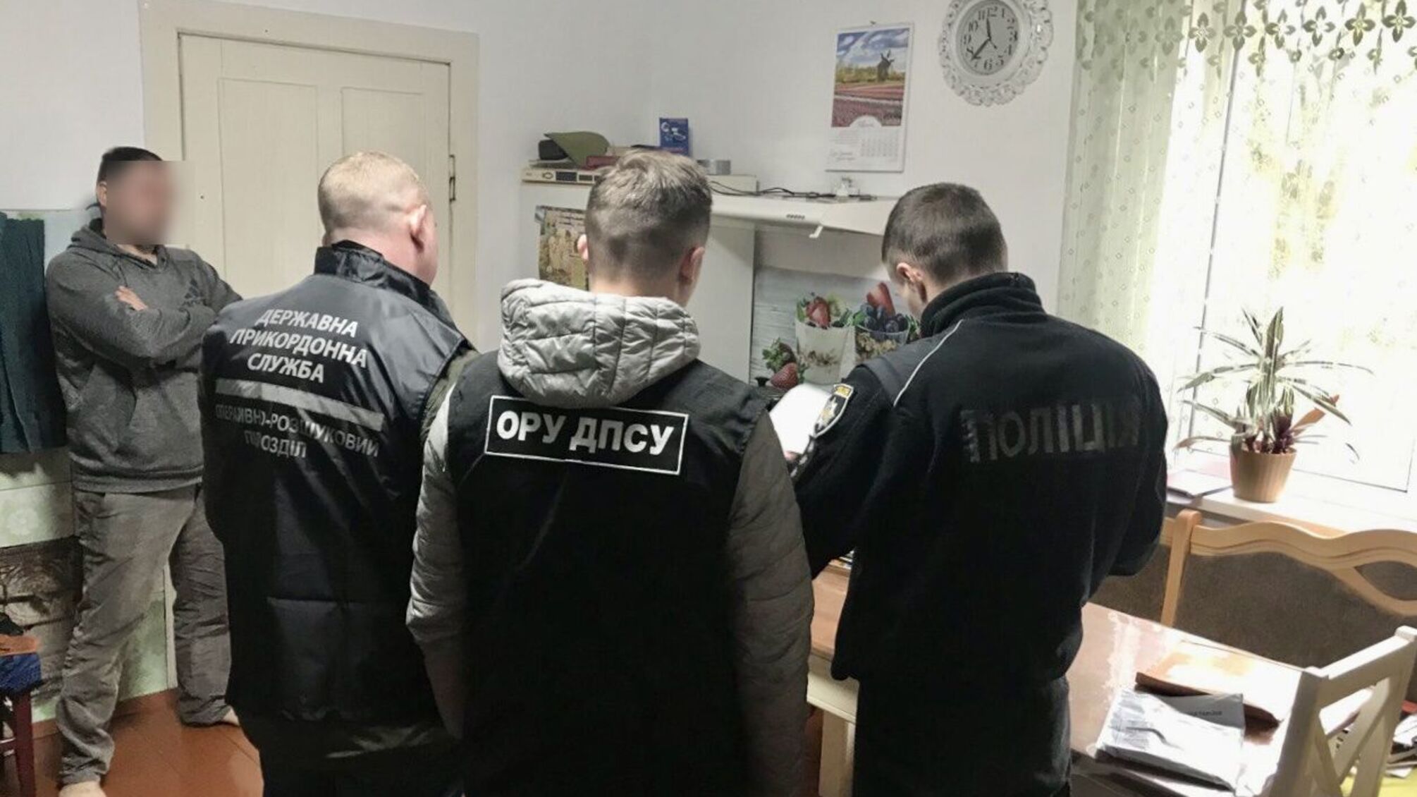 'Маскировали под водителей-дальнобойщиков': пограничники разоблачили новую схему вывоза мужчин за границу