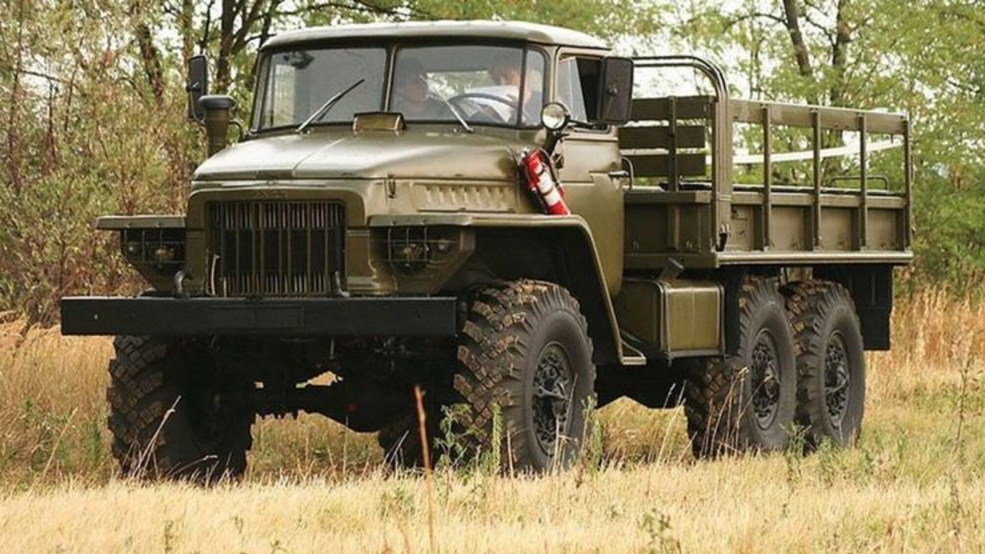 Дрон-камикадзе ВСУ уничтожил российский 'Урал' посреди поселка на Херсонщине (видео)