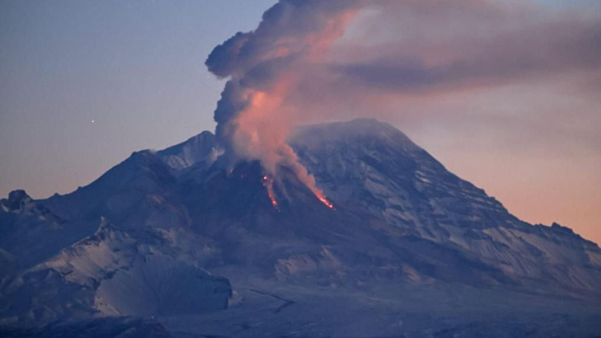 В россии началось извержение вулкана