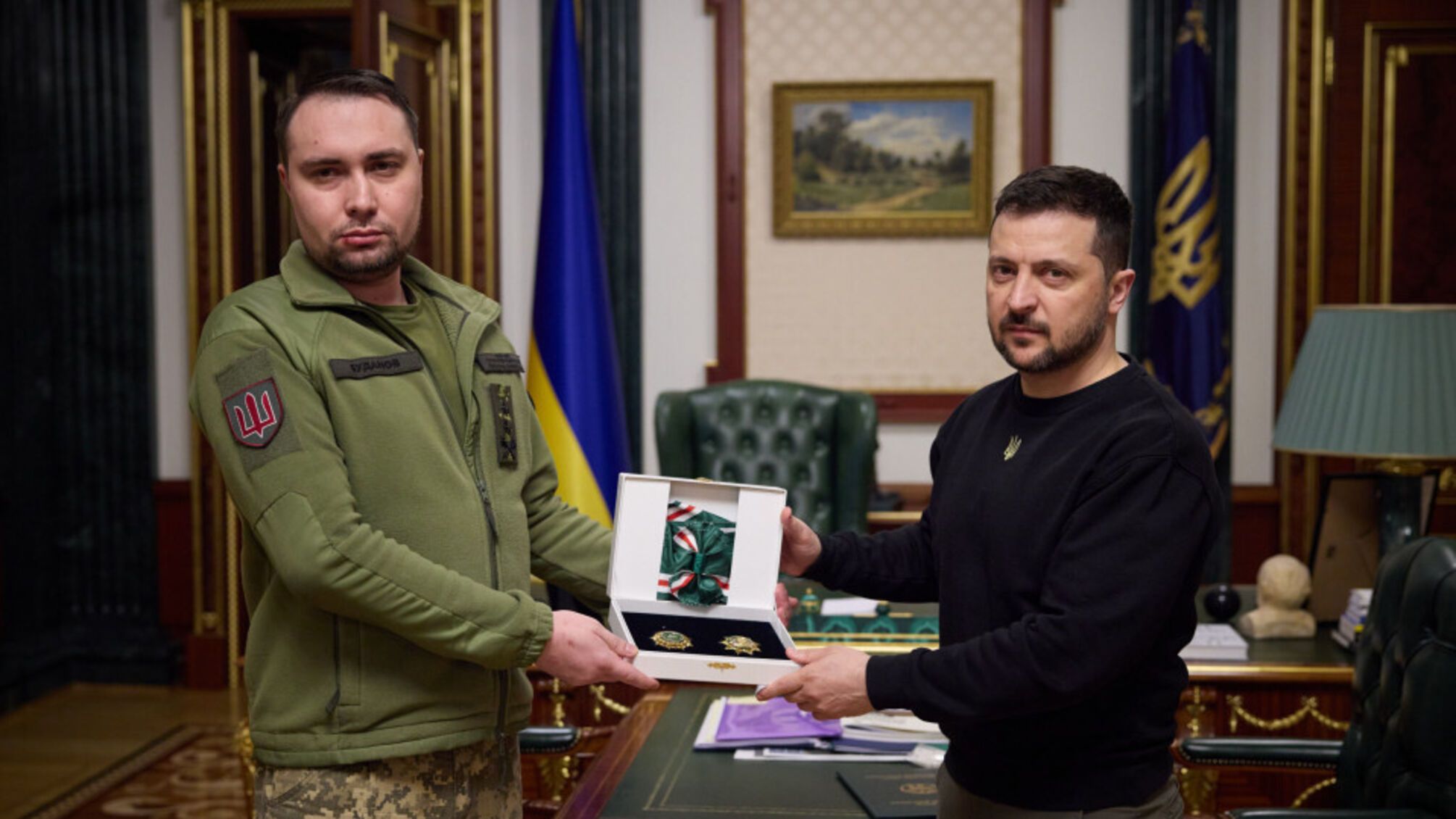 Президент Зеленський отримав орден Чеченської Республіки Ічкерія 'Честь Нації' та орден імені Джохара Дудаєва