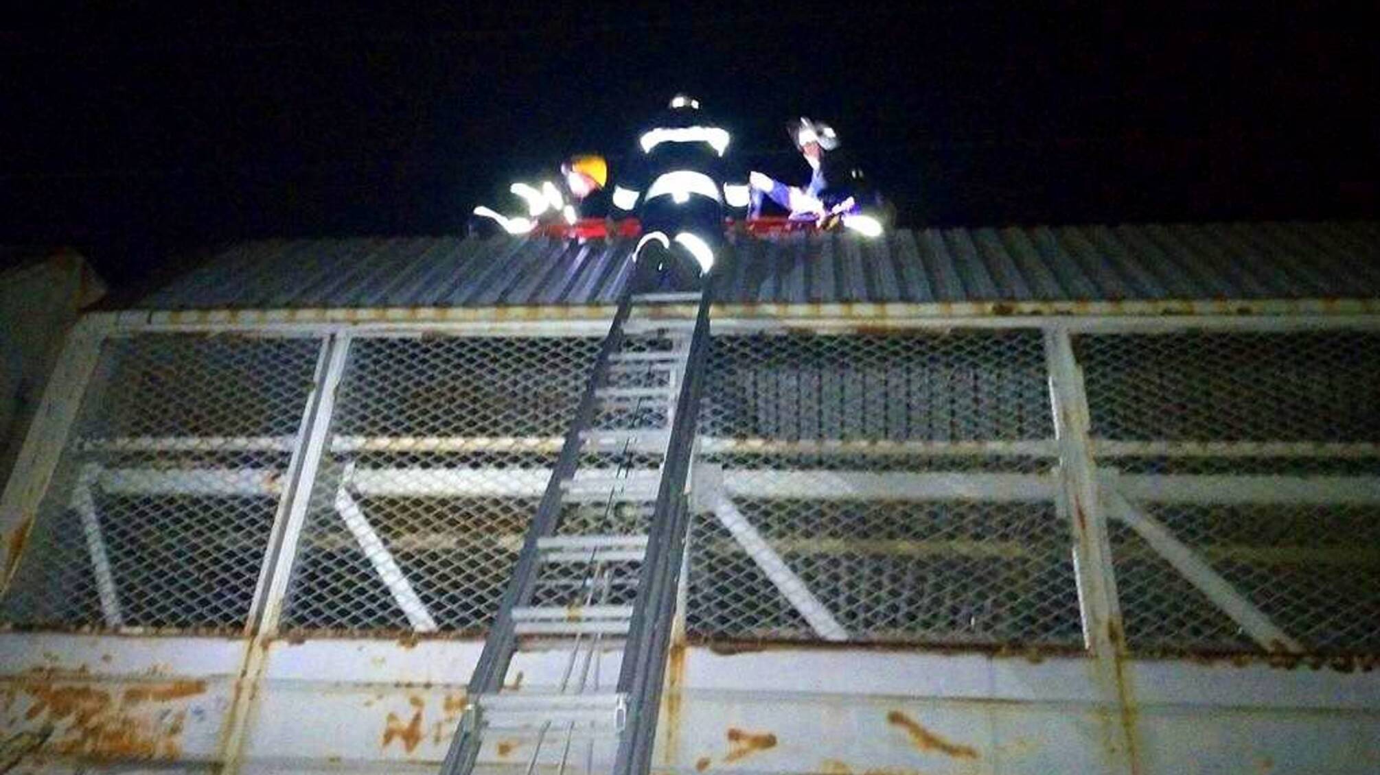 Спасатели снимают парня с вагона поезда