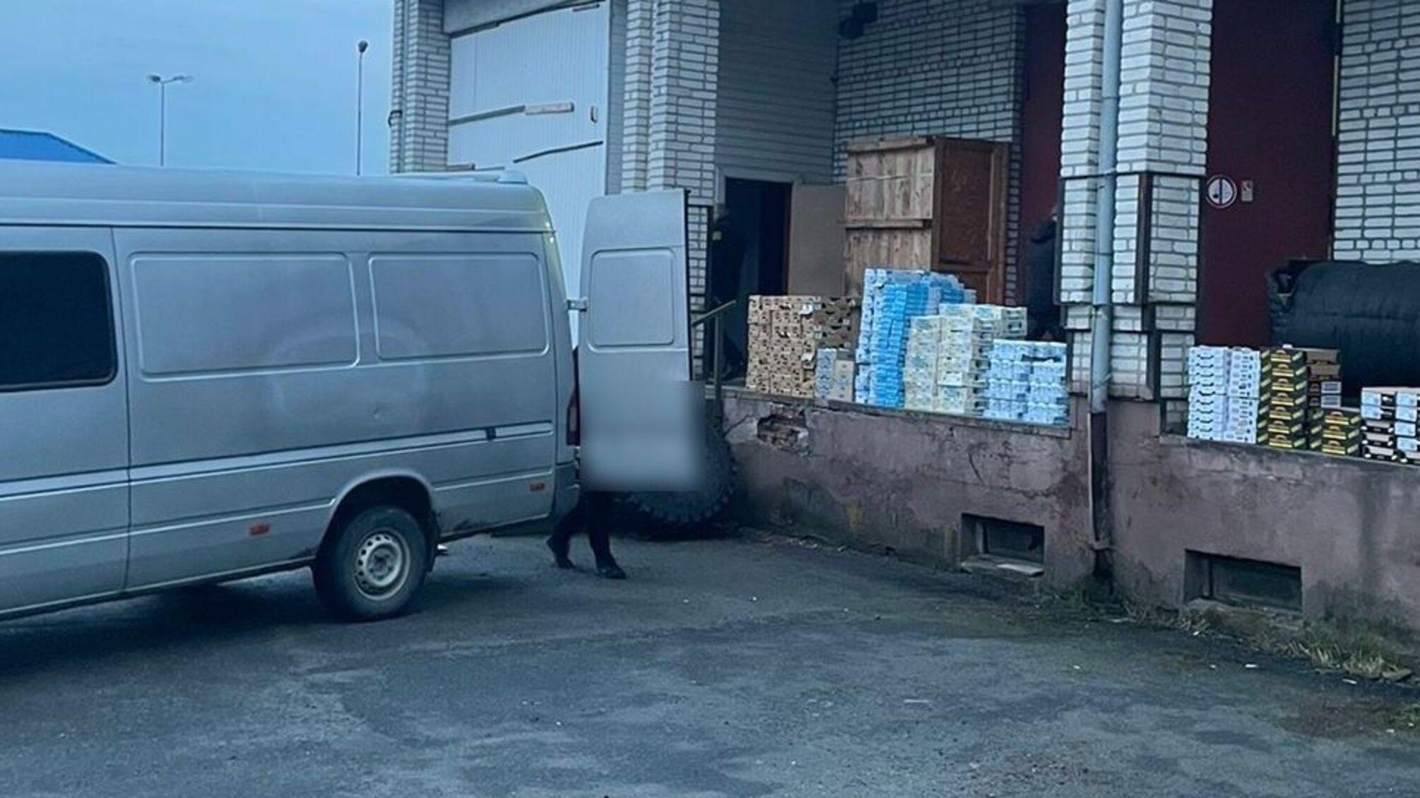Вилучили тонну масла, сиру і сметани: на Львівщині затримали 'молочного контрабандиста' (фото) 