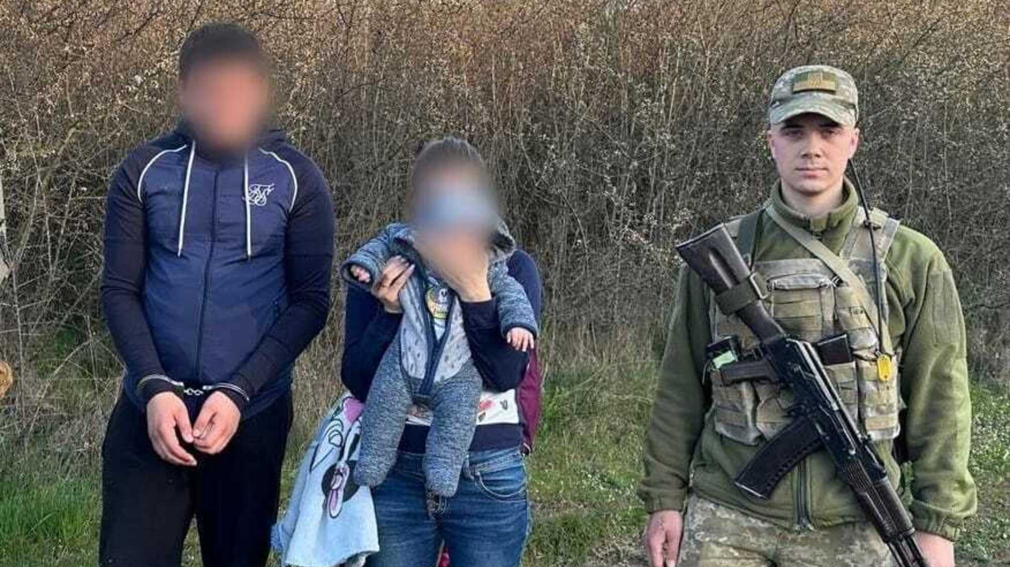 Потайки перетинали кордон зі Словаччиною: затримано чоловіка із жінкою та немовлям