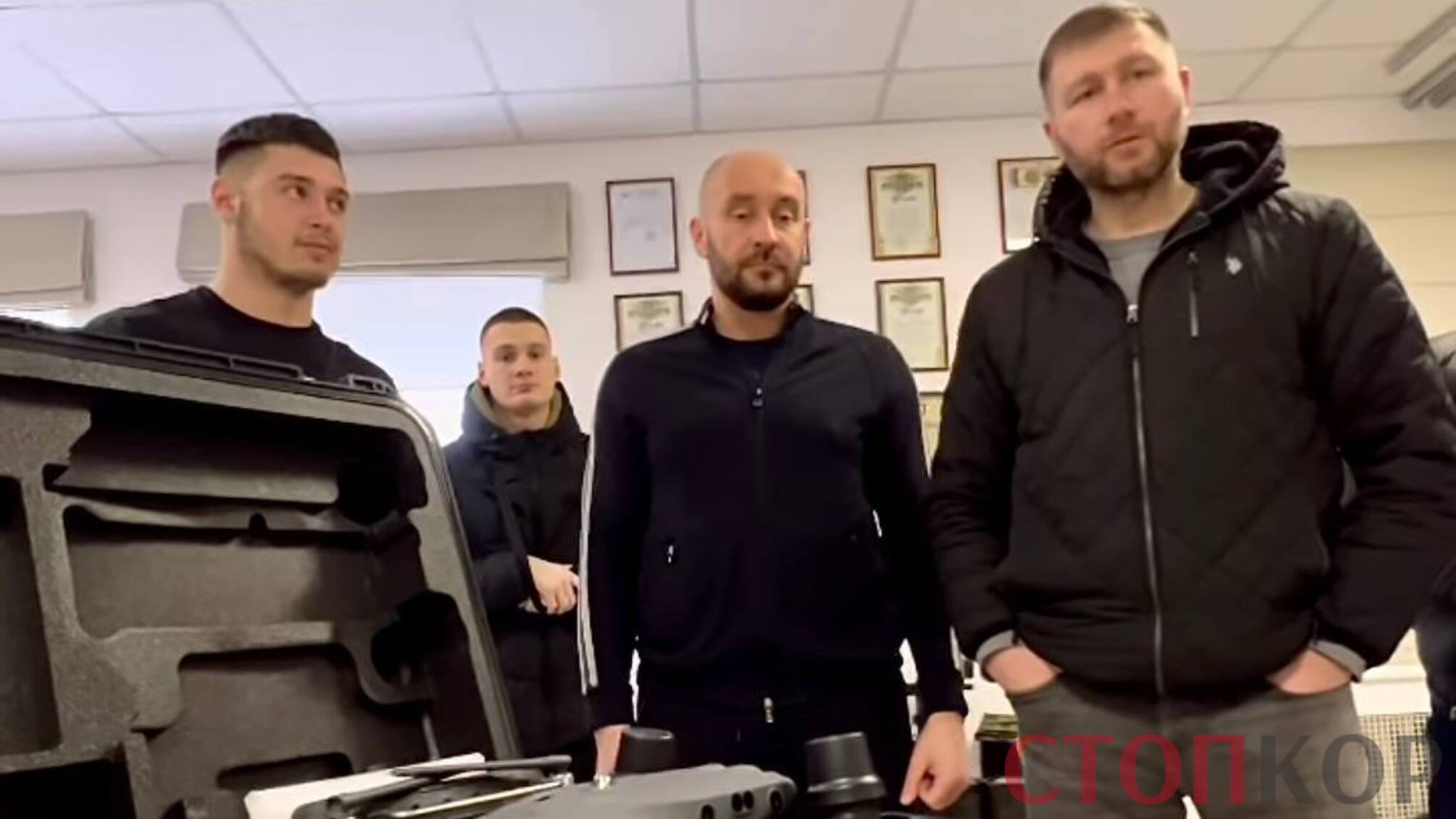 мужчины на фоне дрона