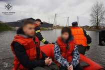 Рятувальники допомагають евакуюватися дітям