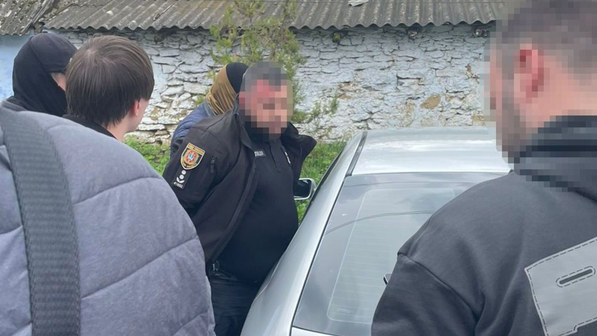 Бросил доллары на улице: в Одесской области подполковник полиции во время задержания хотел избавиться от взятки (фото)