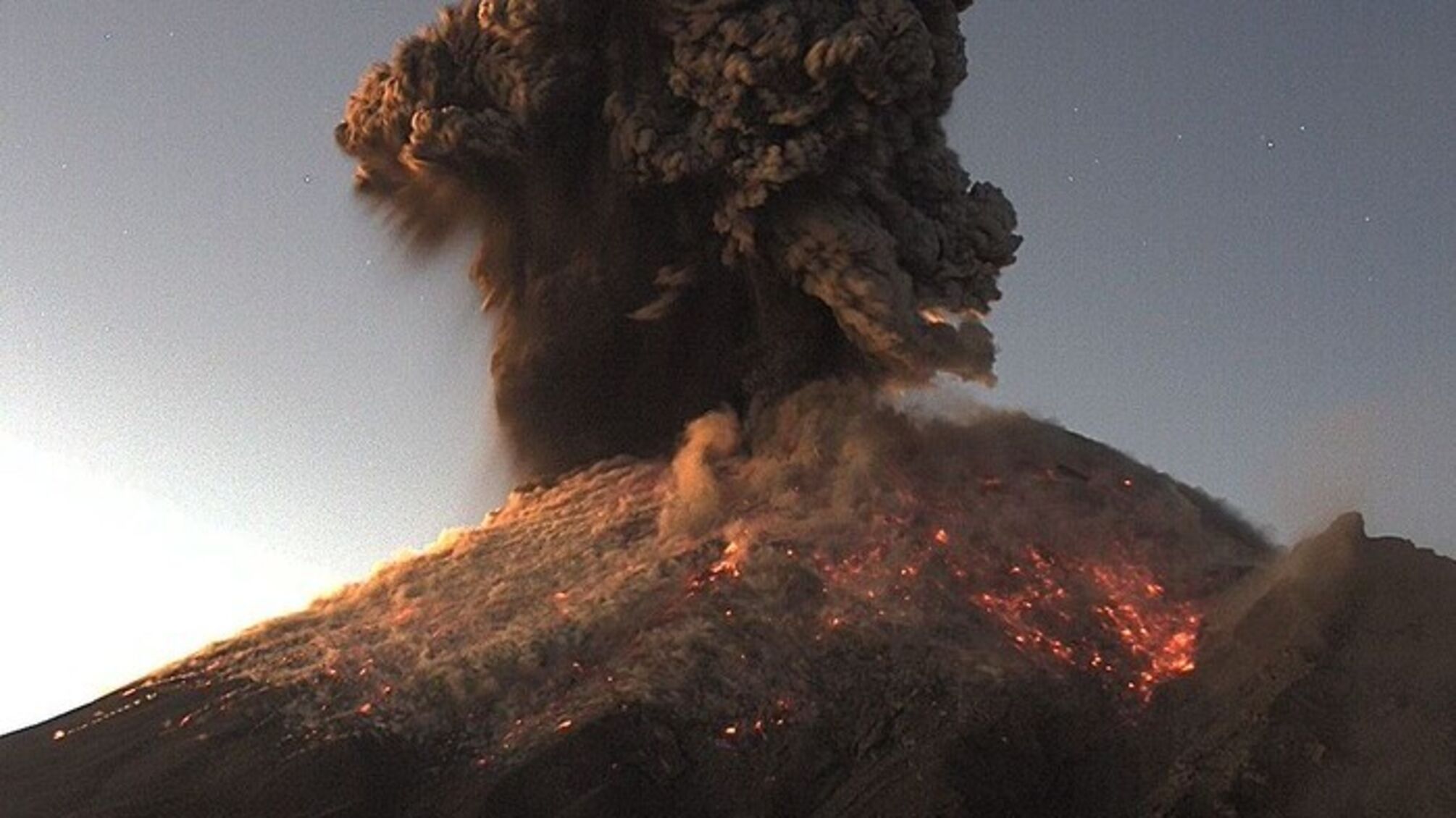 Проснувшийся вулкан, расположенный в 60 км от столицы Мексики, происходит эвакуация населения (видео)