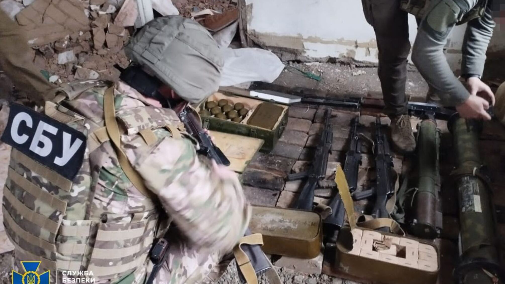 Десятки гранат, автомати і набої: на Луганщині СБУ викрила російський схрон з боєприпасами (фото)
