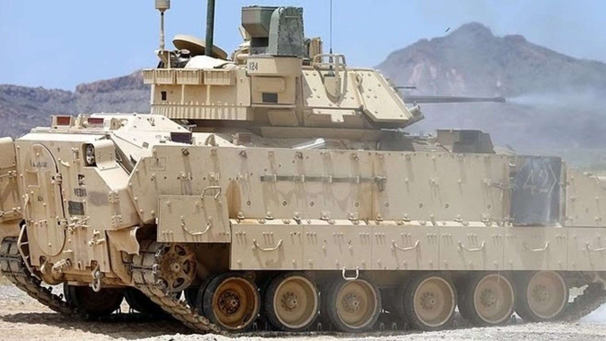 БМП Bradley на полигоне в США