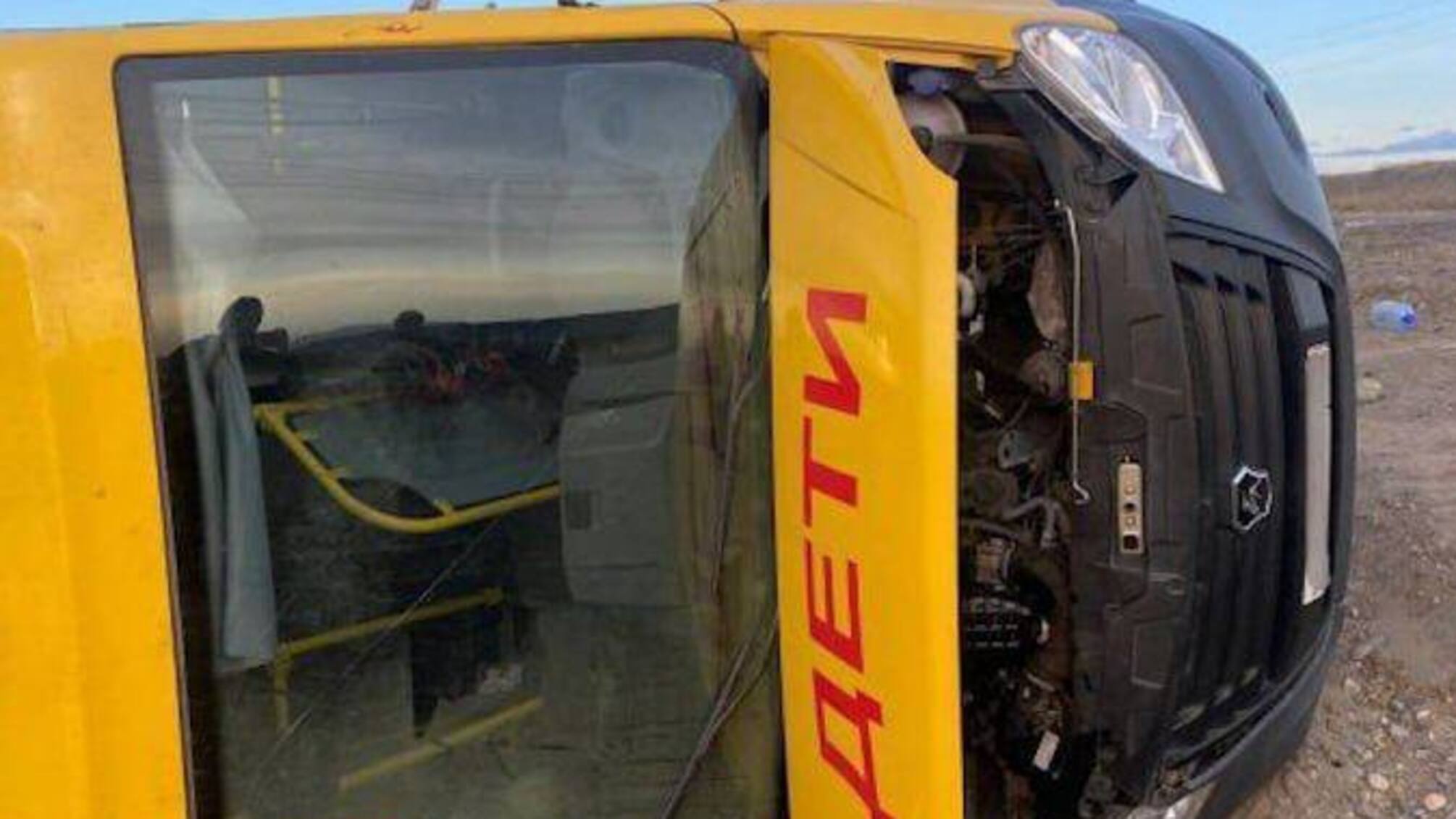 У росії авто дитячого ексомбудсмена протаранило шкільний автобус, в якому їхали 16 дітей (фото)