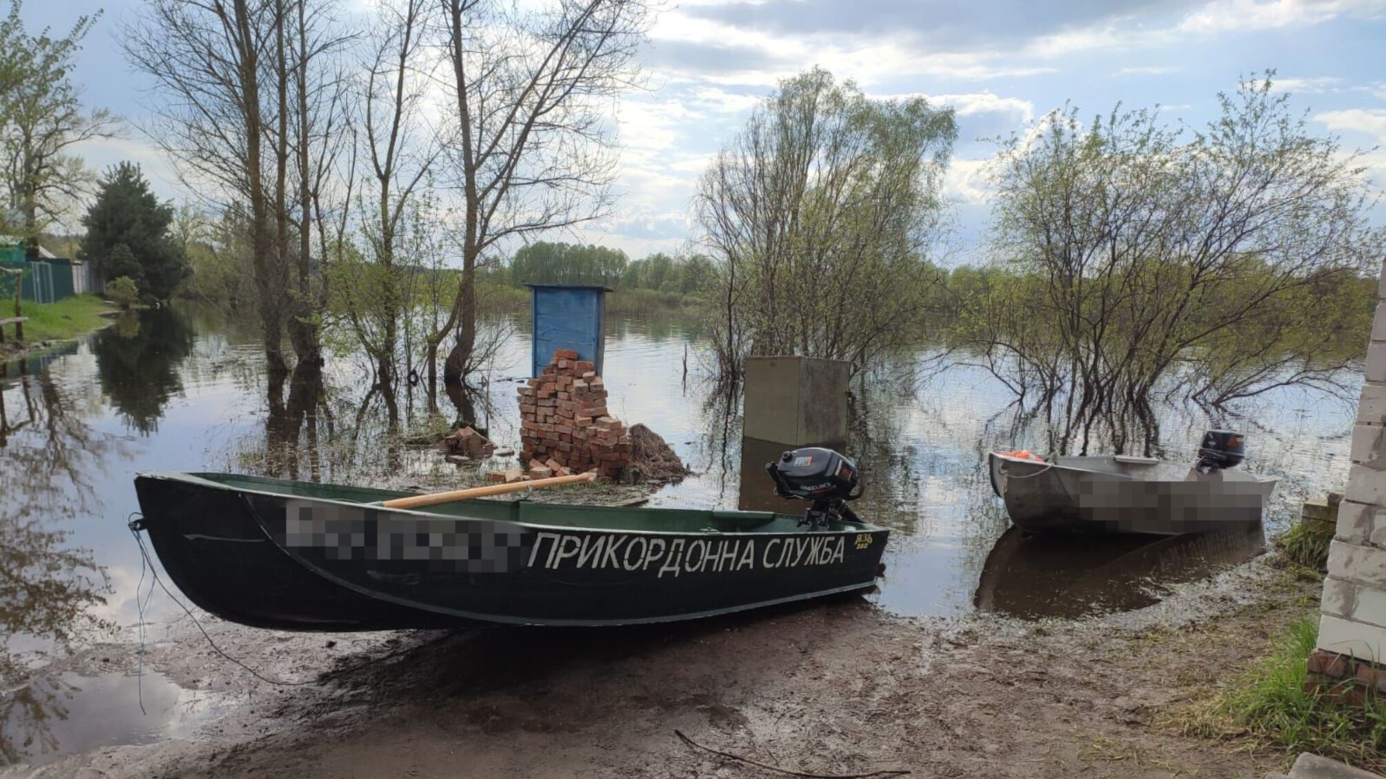 На Чернігівщині затонув човен з двома прикордонниками: ДБР почало розслідування (фото)