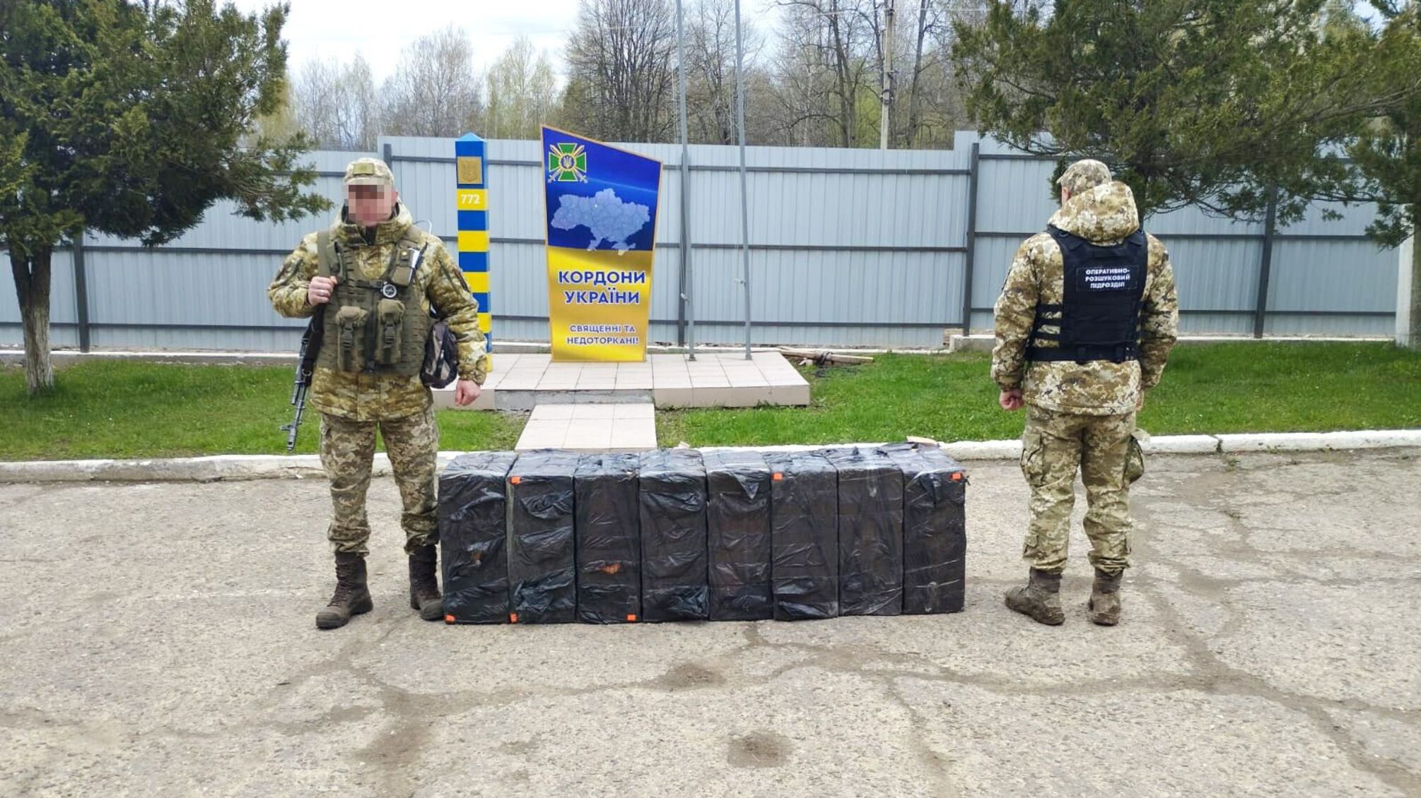 С контрабандой за спиной: на Буковине пограничники разоблачили злоумышленников с партией табака