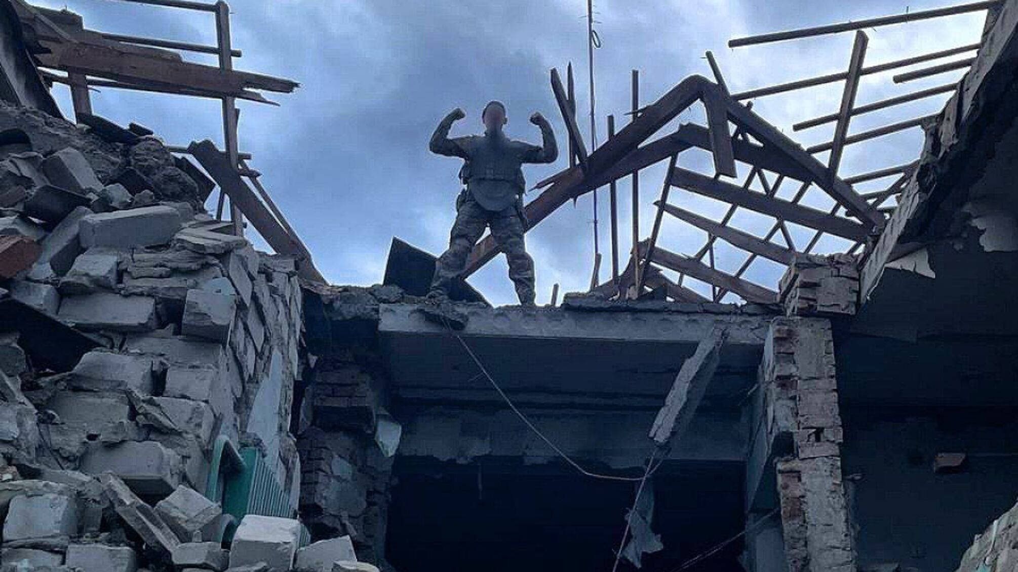 Окупант на ніби-то зруйнованому будинку від HIMARS