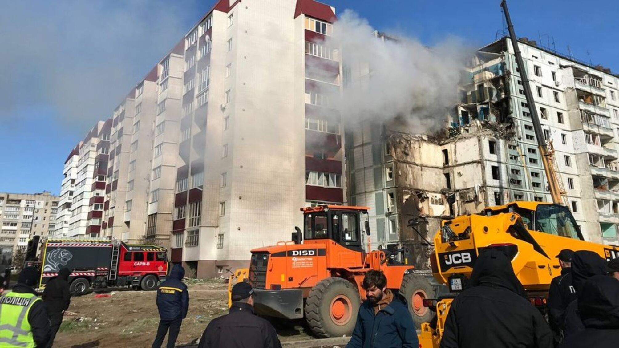 Розбір завалів після ракетного удару по житловій дев'ятиповерхівці