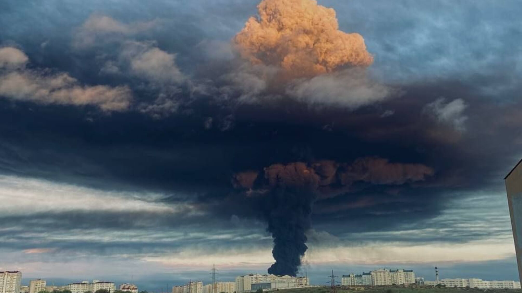 Взрывы в Крыму: в Севастополе горит нефтебаза, площадь возгорания более 1000 кв. м (видео)