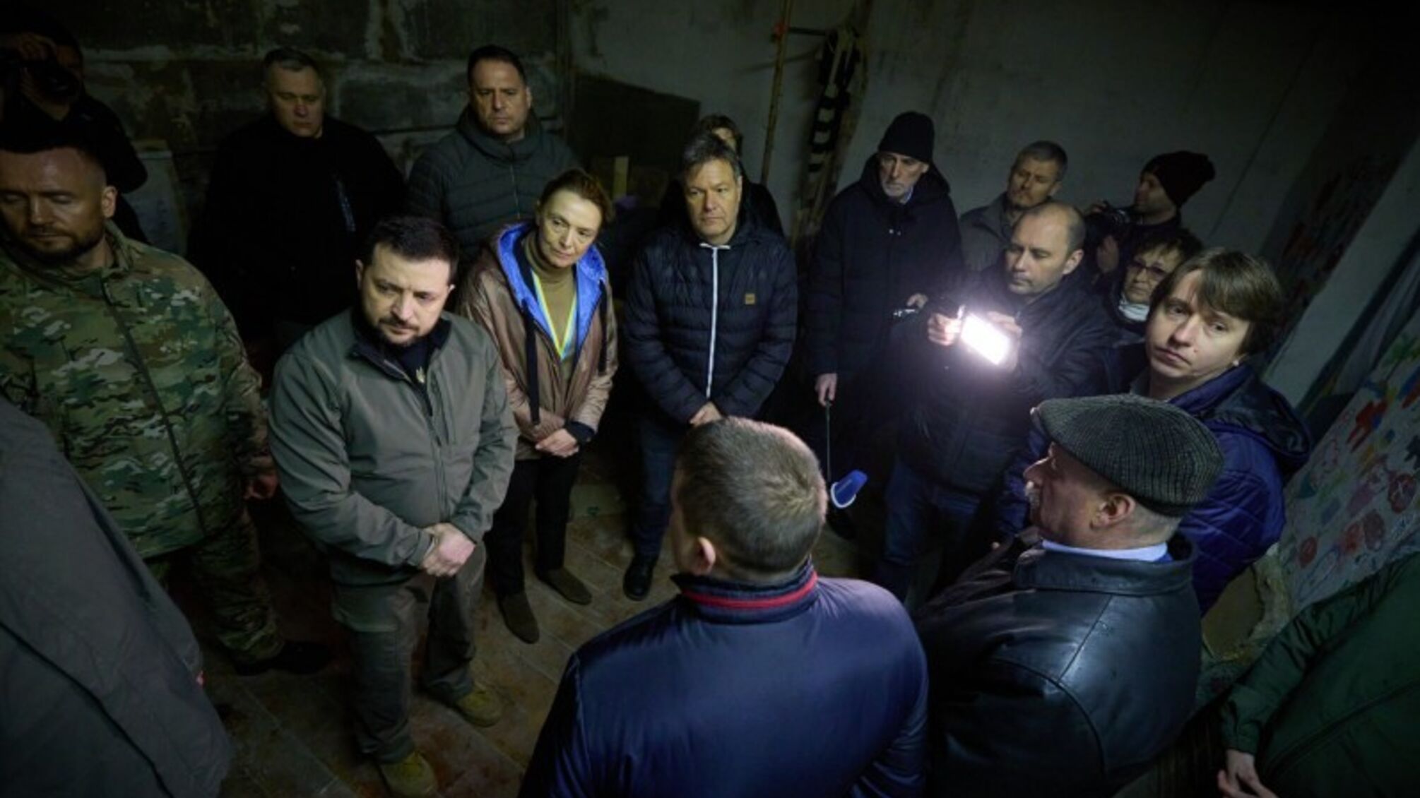 Понад місяць росіяни тримали українців у підвалі: Президент та іноземна делегація відвідали страшні місця (фото)
