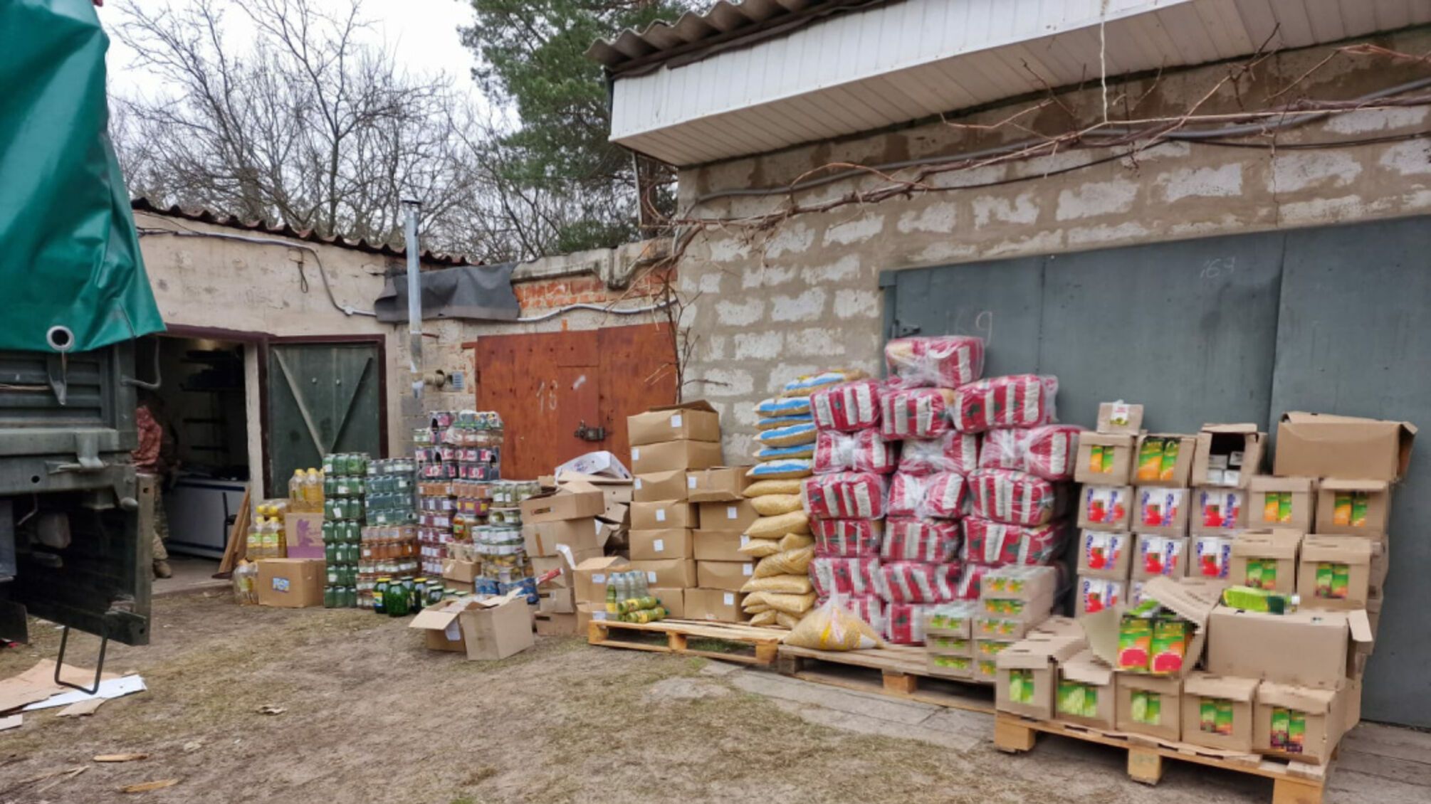 Тонны еды для ВСУ: ГБР нашло украденную партию продуктов для военных (фото)