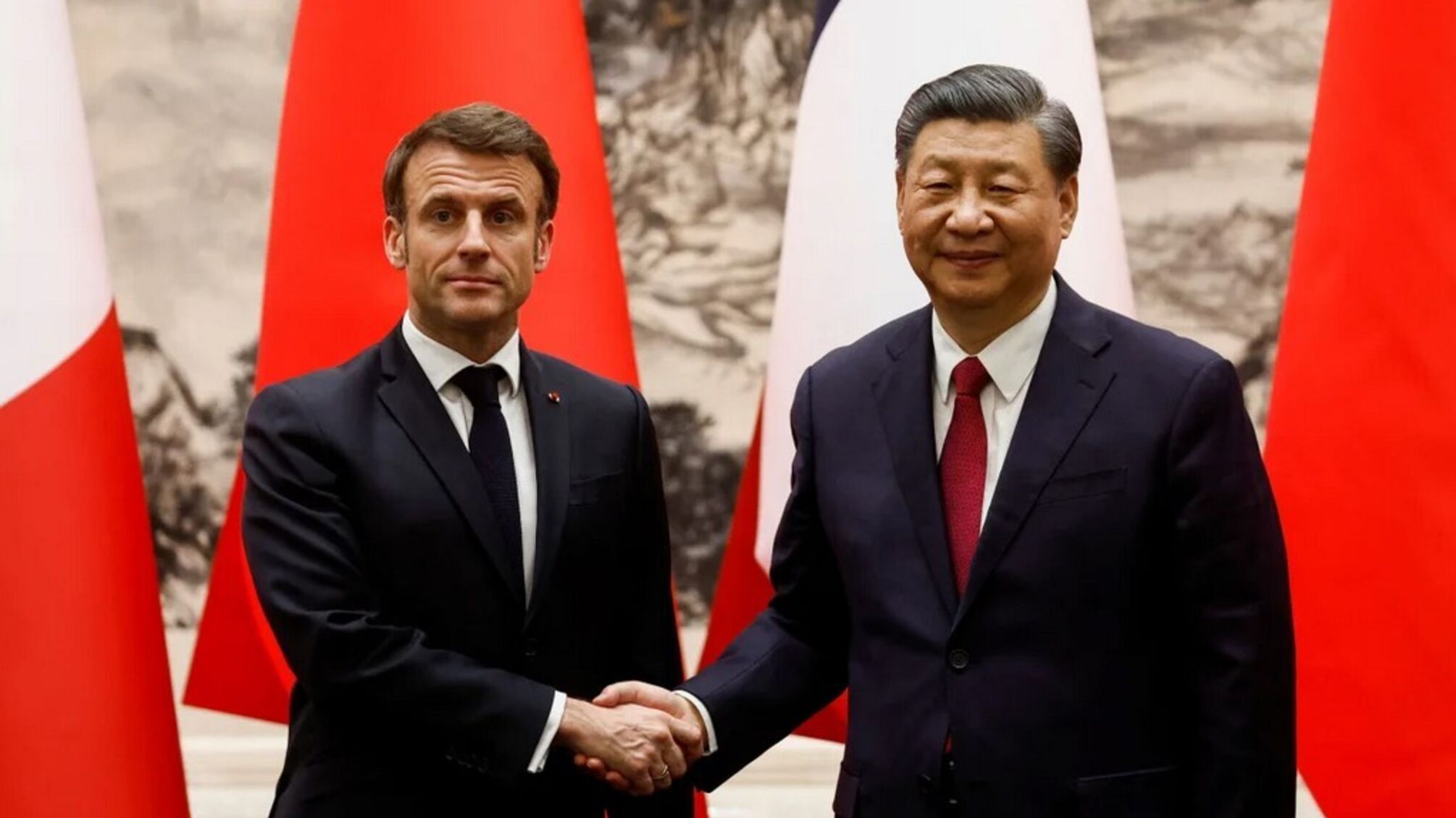 Китай-ЄС: Макрон закликає Сі Цзіньпіна тиснути на Москву