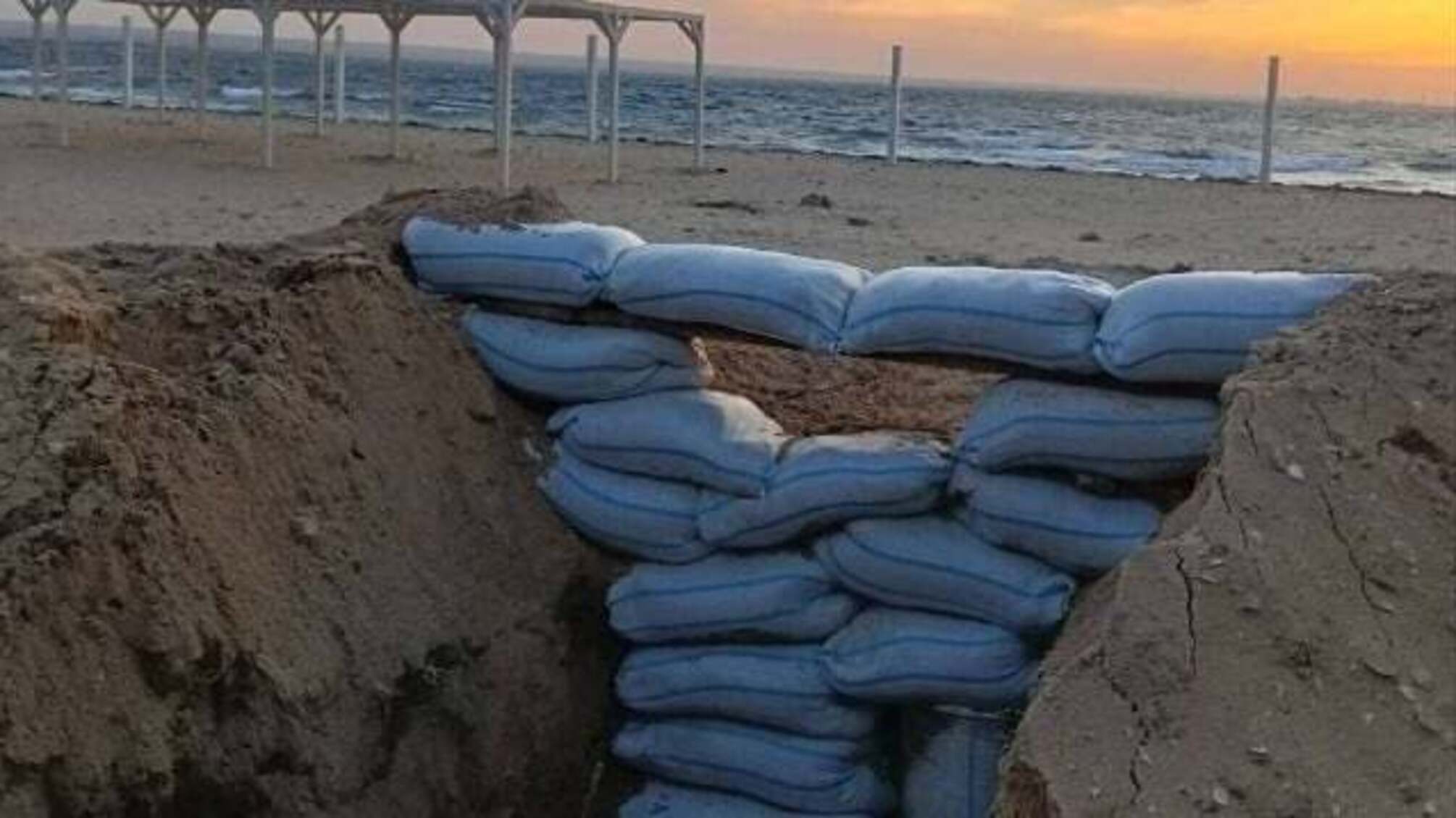 У Криму росіяни заставляють місцевих копати оборонні споруди 