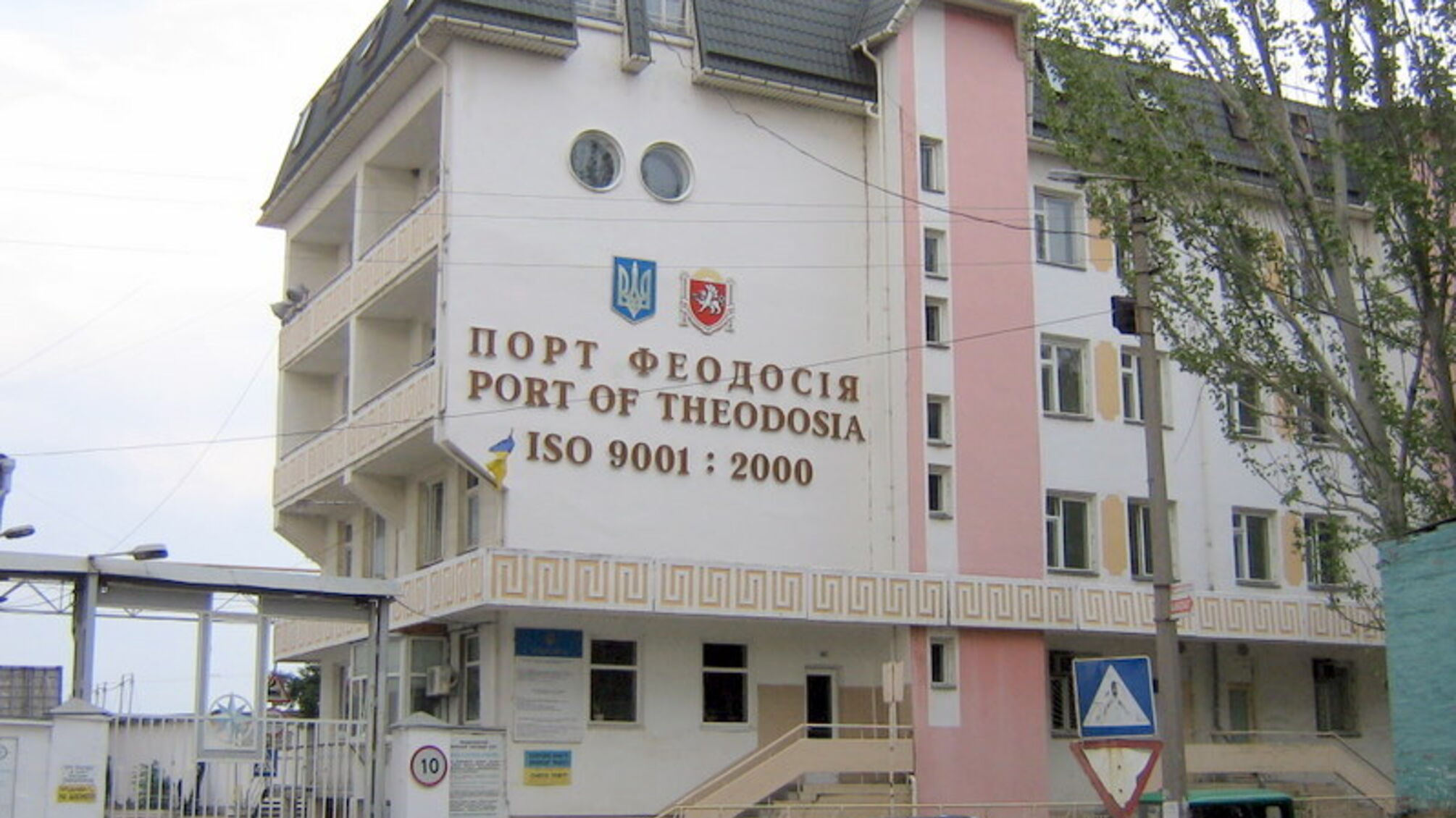 Взрывы в Крыму: громко было в районе порта, в Феодосии (фото)