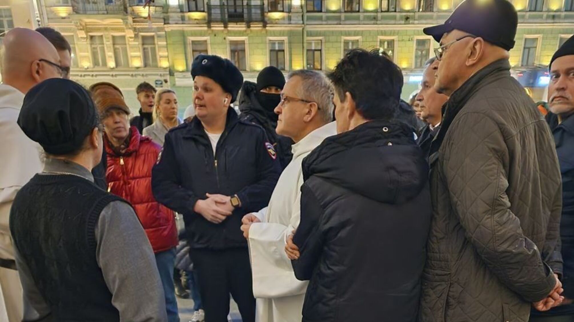 На Пасхальную службу в храм в Петербурге посетил ОМОН