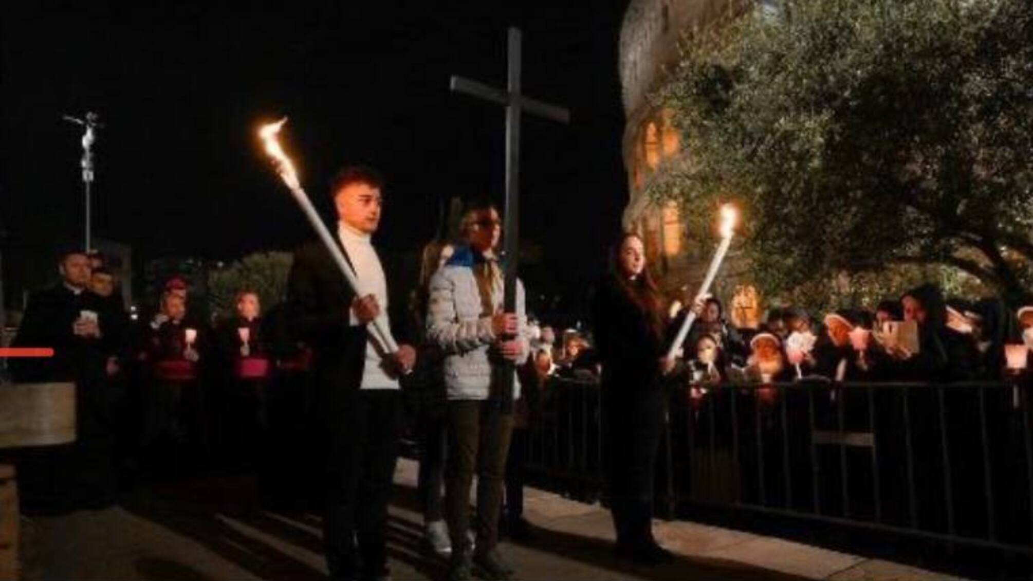 Ватикан поставил рядом украинца и россиянина в крестном шествии на католическую Страстную Пятницу (видео)